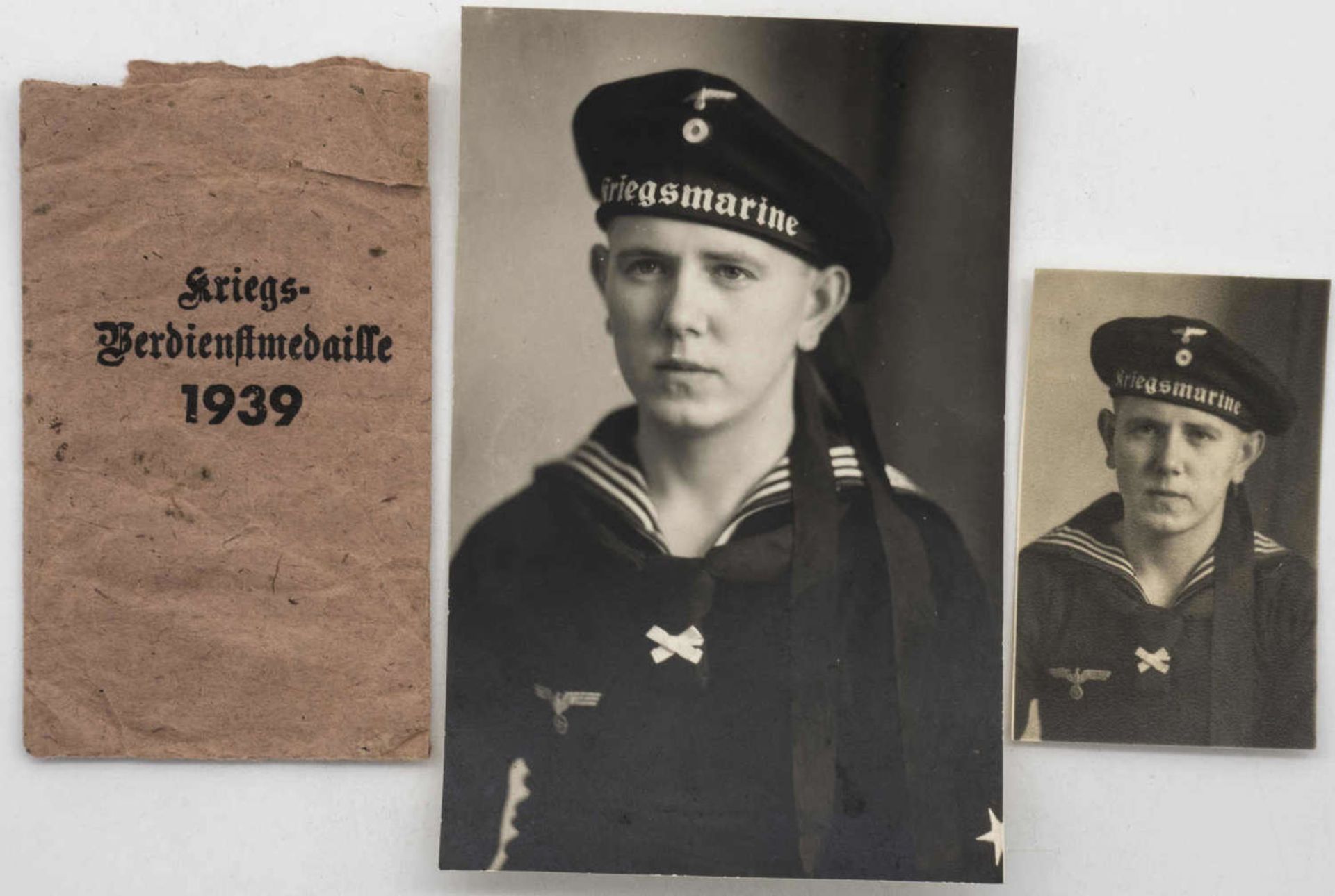 Konvolut 2. WK, bestehend aus einer Foto - Postkarte und einem Passbild eines Marine - Soldaten und