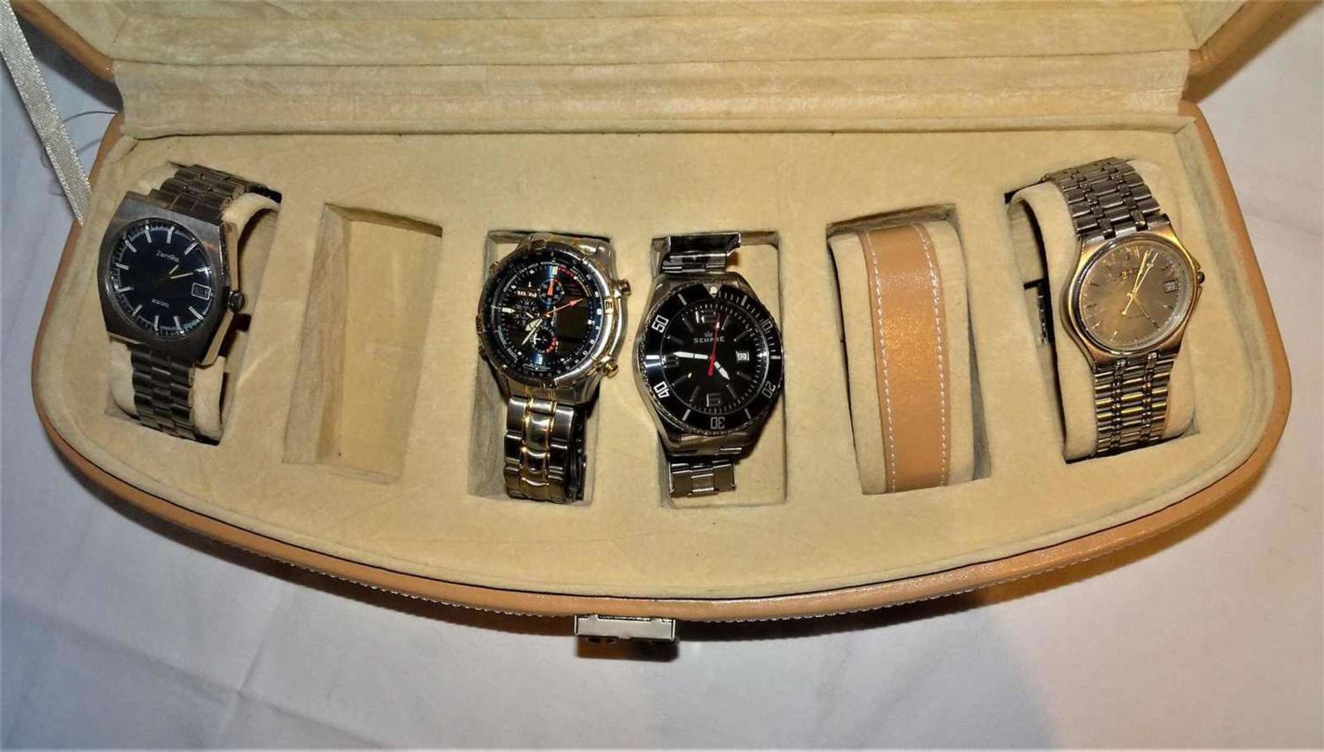 1 Uhrenbox, Inhalt mit 4 Herrenarmbanduhren, dabei eine Zentra 2000 / 1 Citizen Chrono / 1 Sempre, - Image 2 of 3