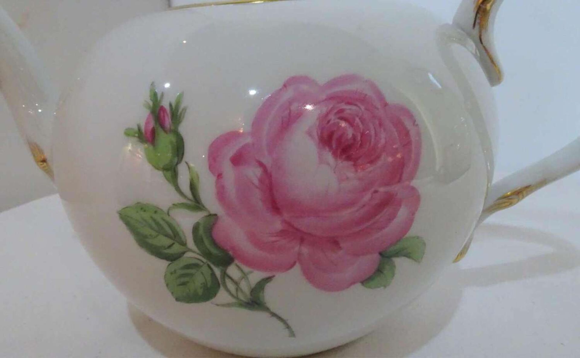Meissen, 1 Teekanne, Meissner Rote Rose. 2. Wahl / 2 Schleifstriche. Länge ca. 25 cm, Höhe ca. 1 - Image 2 of 5