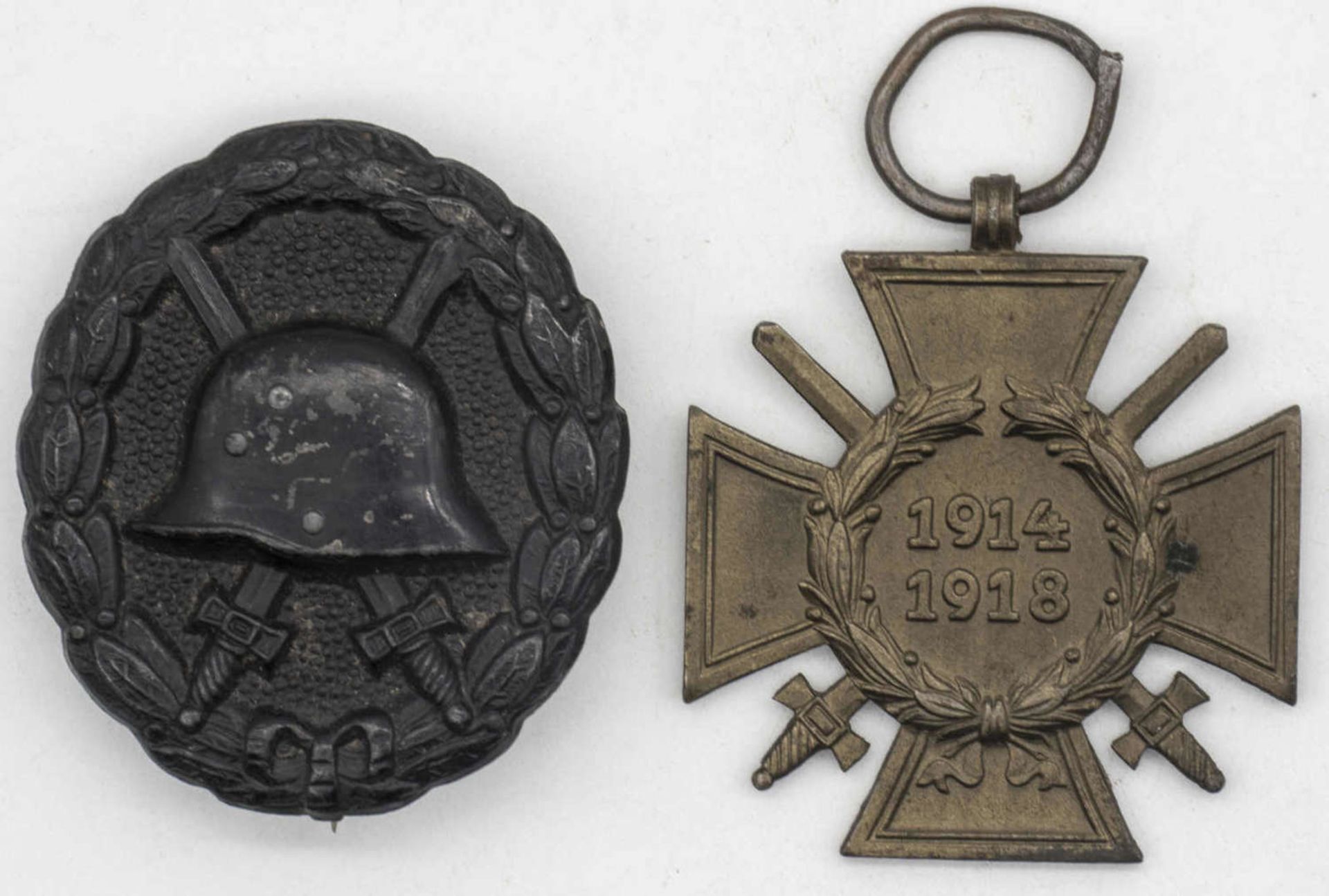 Zwei Orden 1. WK: Frontkämpferabzeichen und Verwundetenabzeichen, schwarz.Two medals WWI: front co