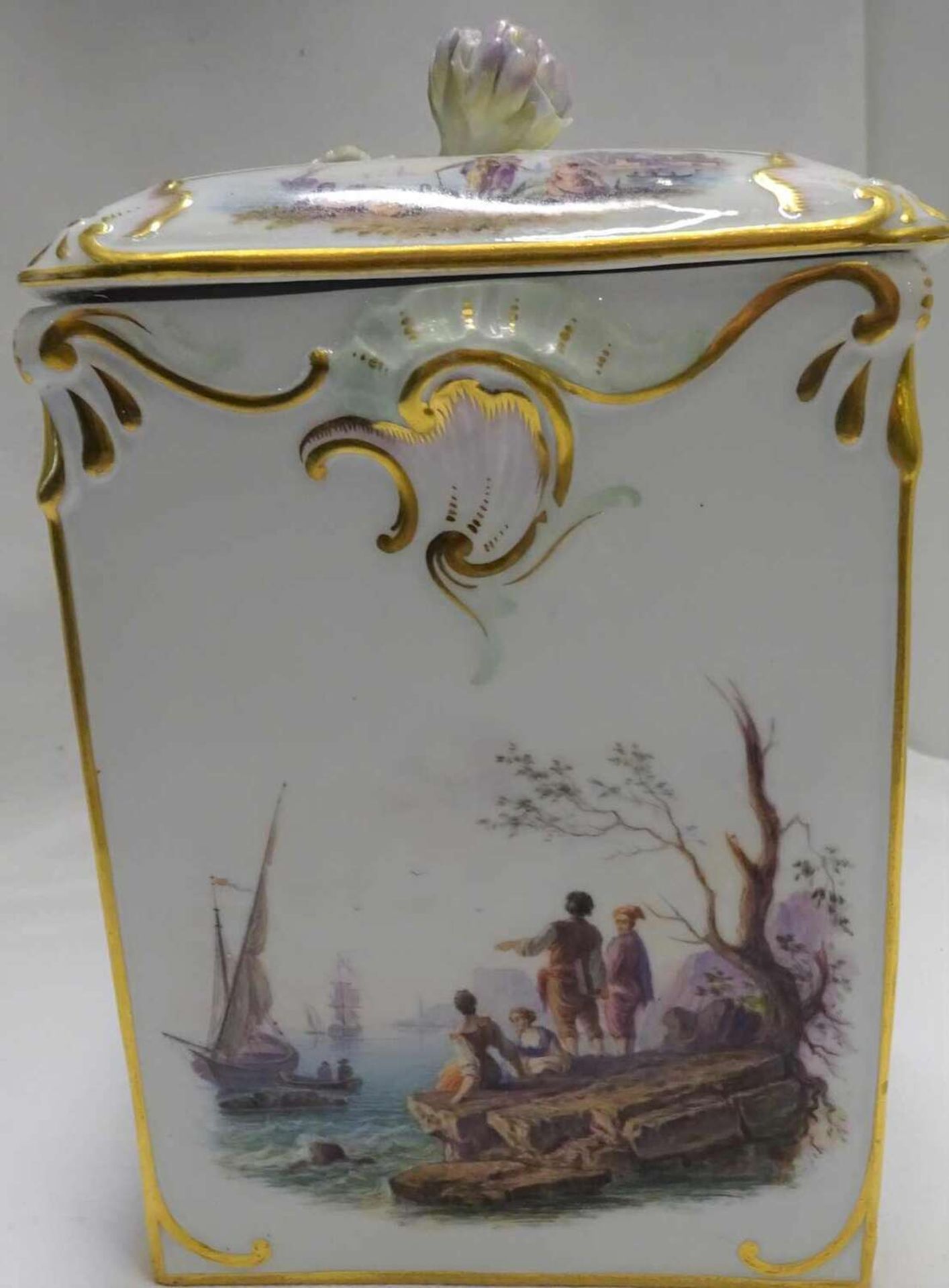 Meissen Porzellan Deckeldose, Marke 1815-1924. Quadratische hohe Dose mit Blütenknauf, dieser best