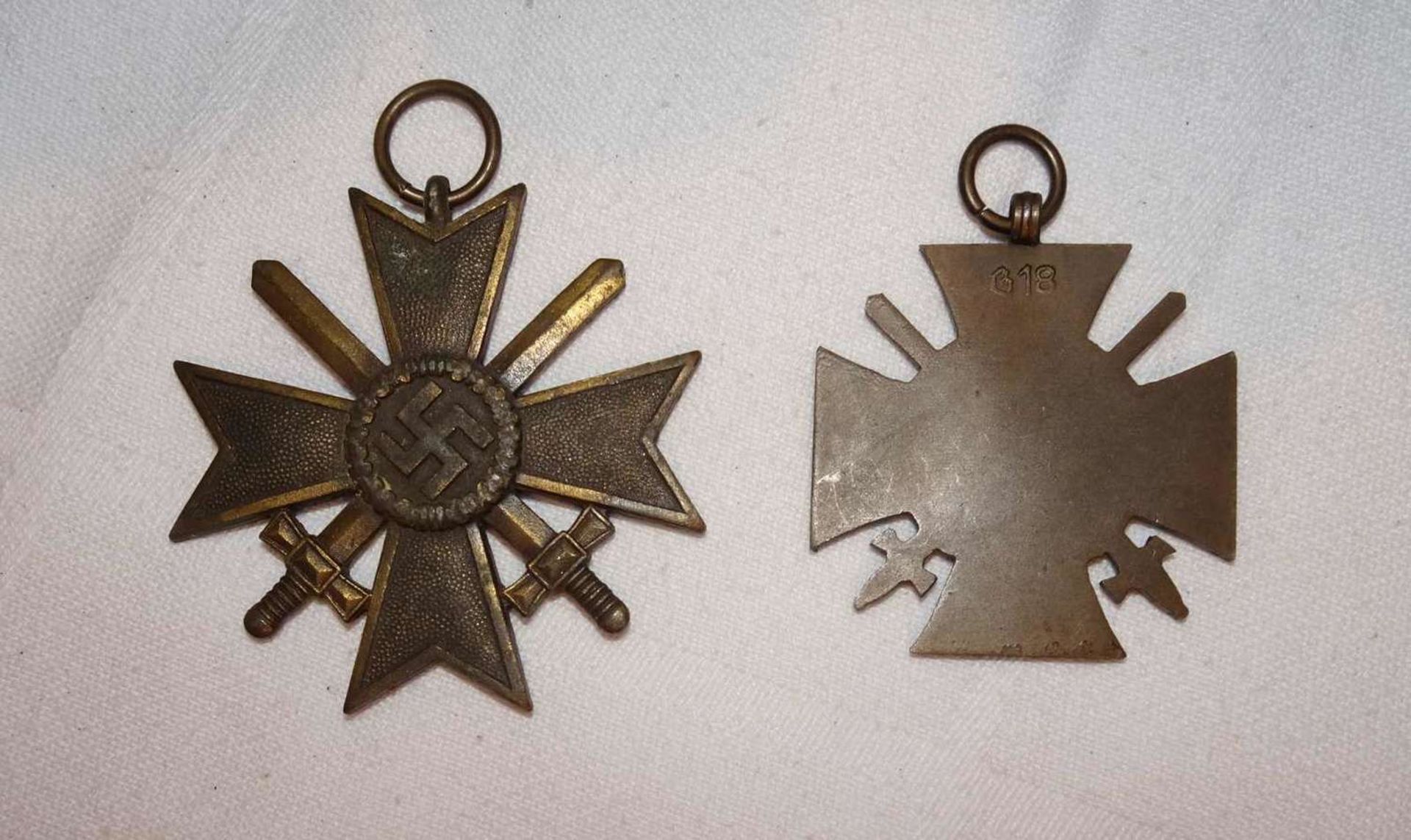 2 Abzeichen 2. Weltkrieg, 1x Ehrenkreuz für Frontkämpfer, sowie 1x Kriegsverdienstkreuz mit Schwe - Image 2 of 2