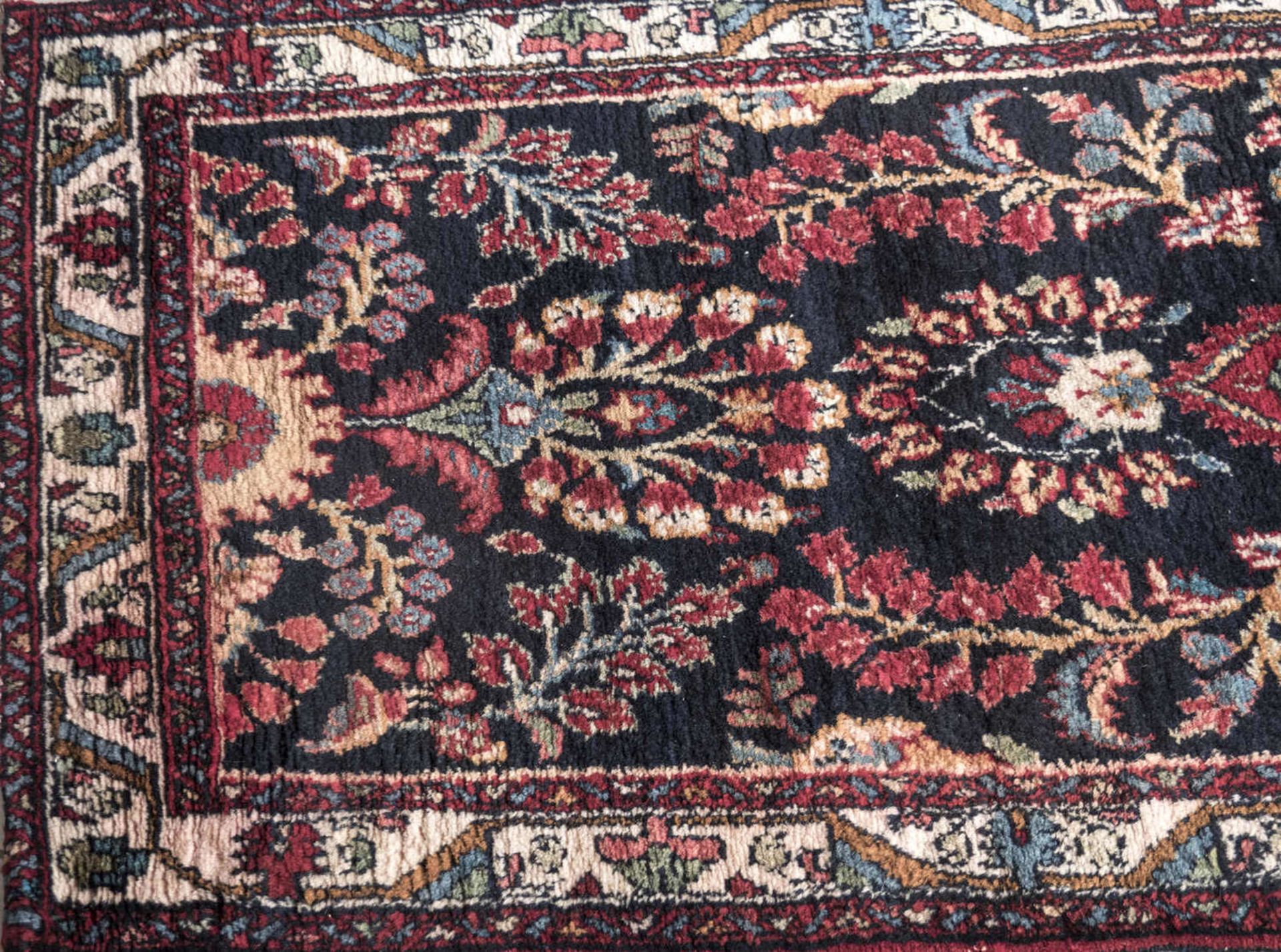 Teppich, Persien, handgeknüpft. Länge: ca. 197 cm, Breite: ca. 90 cm.Carpet, Persia, hand-knotted