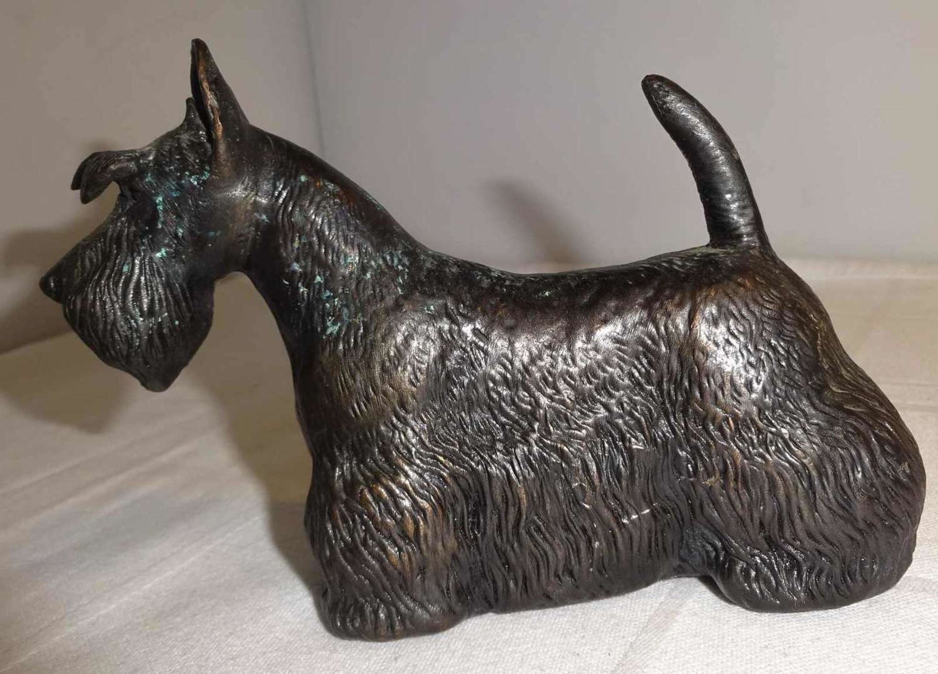 Bronzefigur "Scottisch Terrier", Gießerstempel ES, kalte Bronze. Länge ca. 13,5 cm, Höhe ca. 8 c