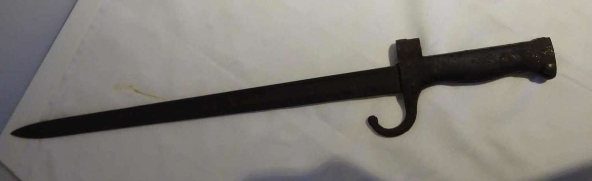 wohl österreichisches Bajonett M95, starke Rostspuren. Klingenlänge ca. 40 cm, Gesamtlänge ca. 5