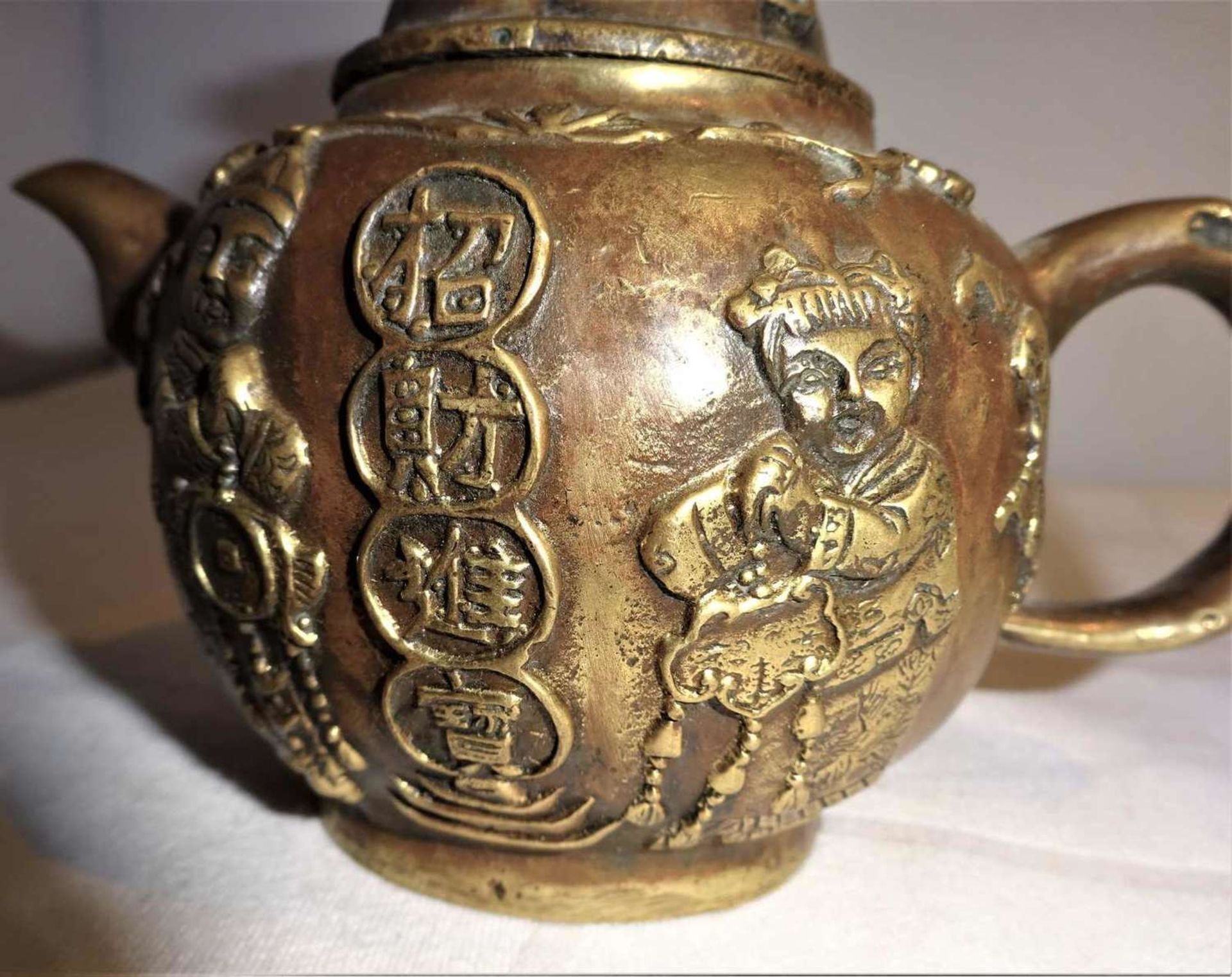 Teekanne China, Bronze, kugeliger Korpus, mit halbplastischen Darstellungen. Deckel mit vollplastis - Image 3 of 4