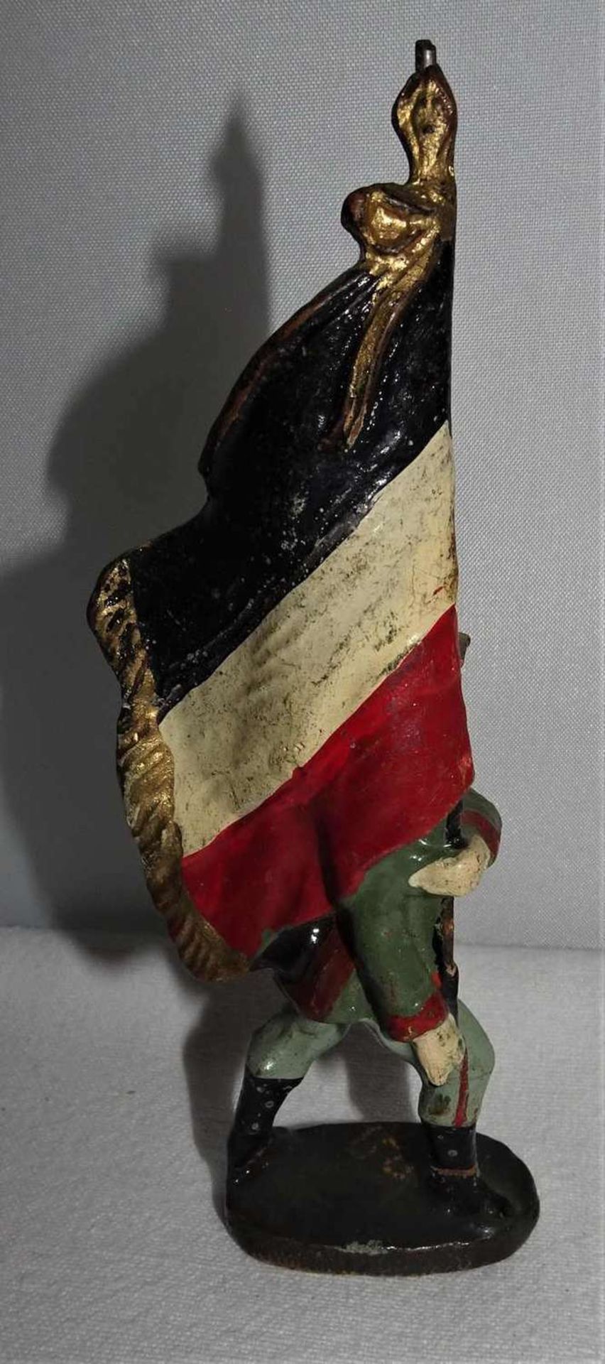 Elastolin Soldat, 3. Reich, 7 cm Serie. Soldat mit Stahlhelmflagge. Mit Gebrauchsspuren.Elastolin s - Image 2 of 4