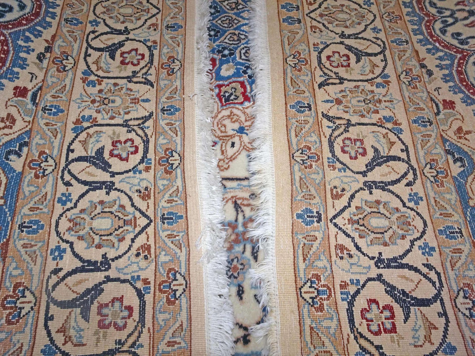 fein geknüpfter Nain Teppich, farbfrisch, guter Zustand. Maße: Breite 1,25 m, Länge ca. 2,00 mfi - Bild 2 aus 3