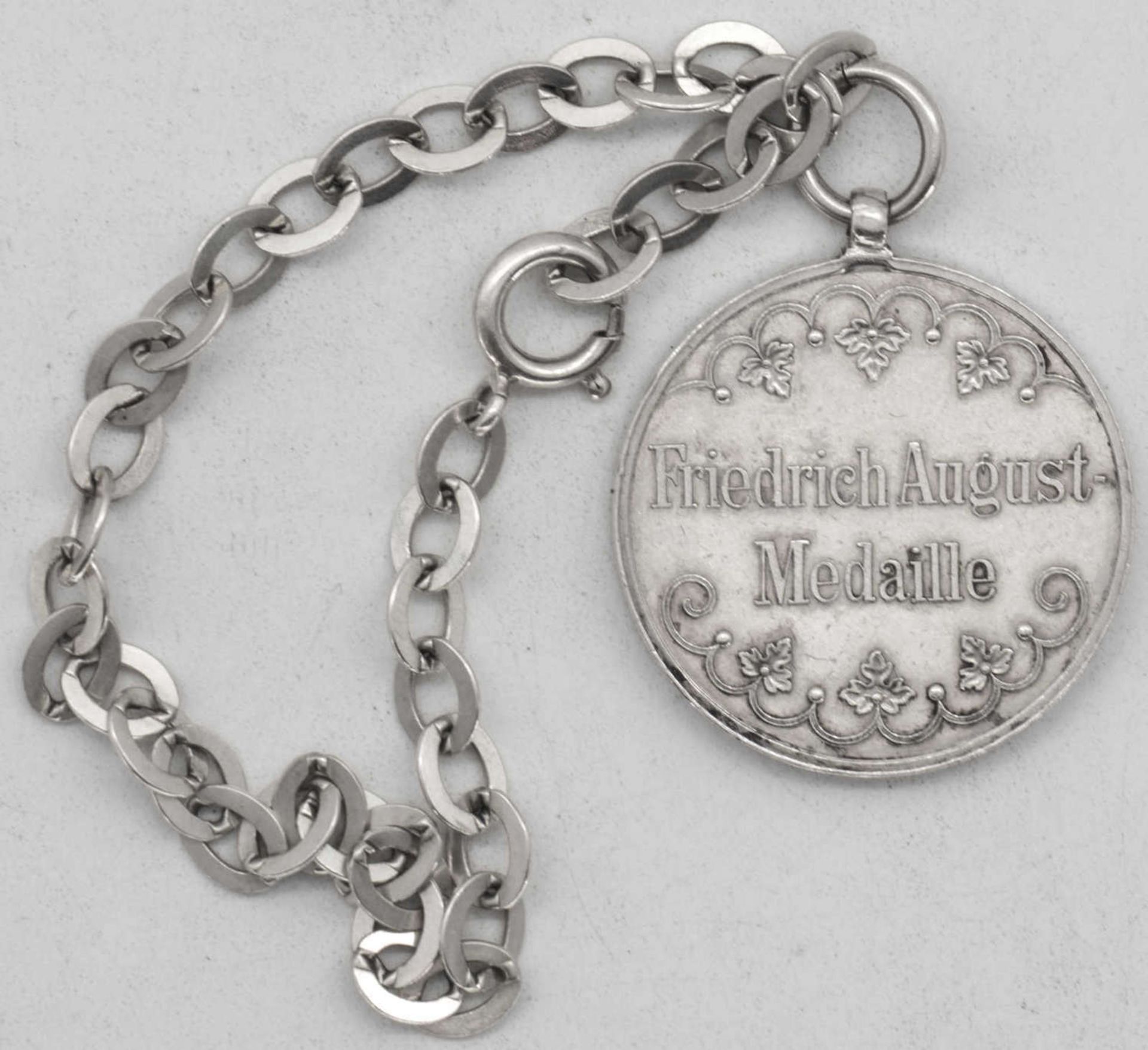 Sachsen - Albertinische Linie, Friedrich - August - Medaille, Silber, an 835er Silber - Armband. Ge - Bild 2 aus 2