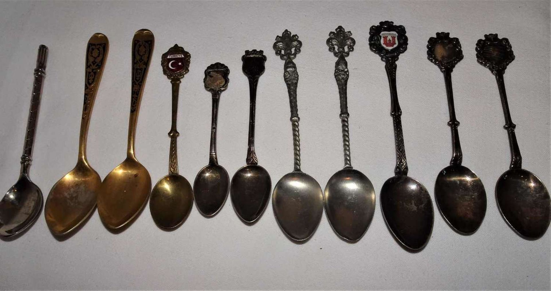 Lot Andenken Moccolöffel, meist versilbert, 1x 800er Silber.Lot of souvenir mocha spoons, mostly s
