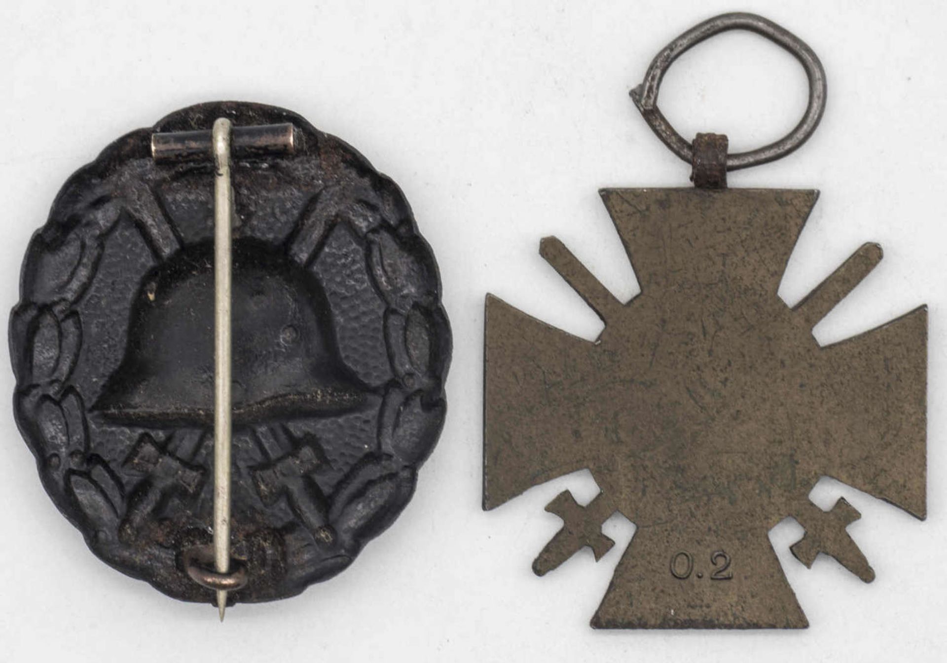 Zwei Orden 1. WK: Frontkämpferabzeichen und Verwundetenabzeichen, schwarz.Two medals WWI: front co - Image 2 of 2