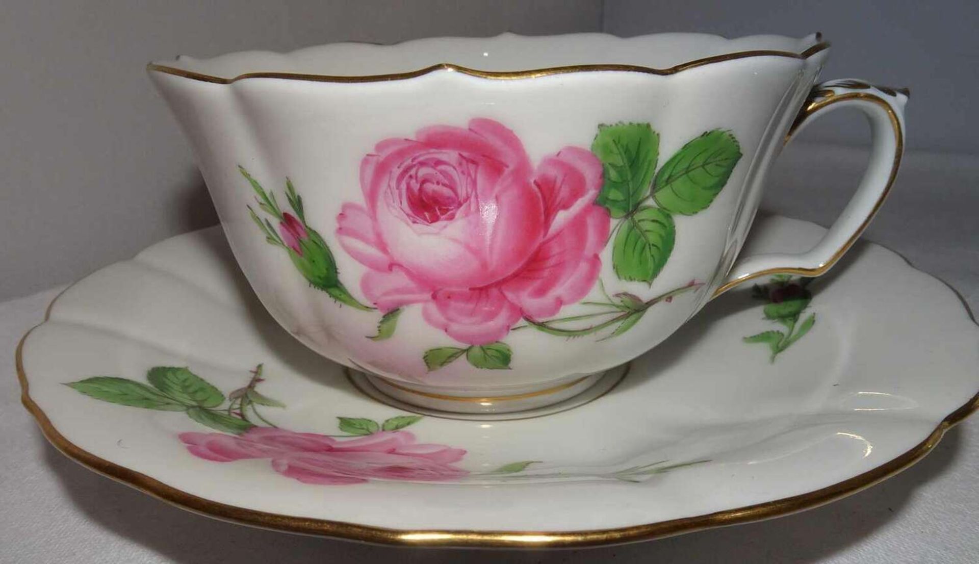 Meissen, 2 Teetassen mit Unterteller, Meissner Rote Rose.Meissen, 2 tea cups and saucers, Meissen R - Bild 2 aus 3