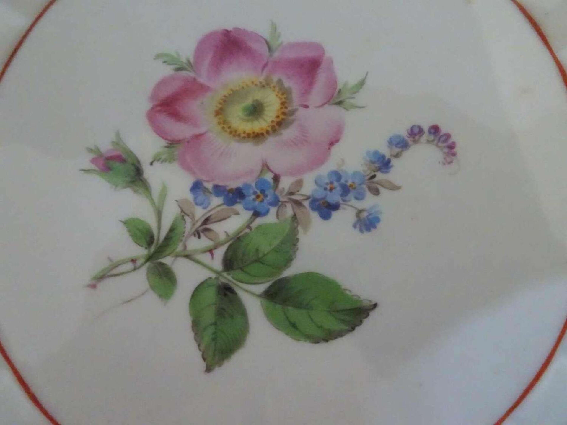 Meissen, Zierteller, Meissner Rote Rose. Pfeifferzeit 1815-1924. 4 Schleifstriche, Durchmesser 27 - Bild 2 aus 4