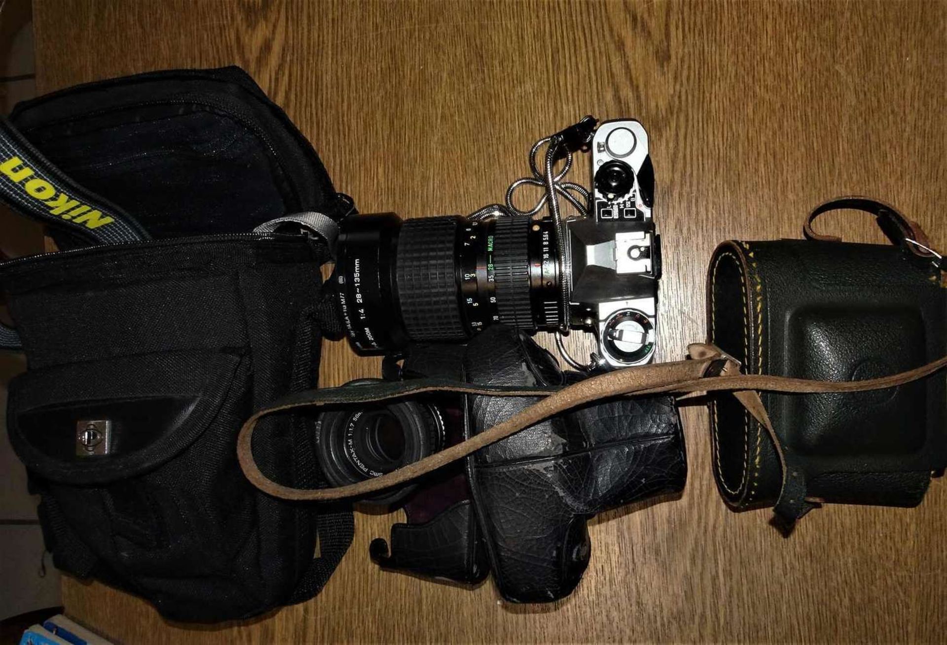 1 Lot Kamera und Objektive, dabei eine Pentax mit großem Objektiv 28/135 mm, sowie eine Plastikkam