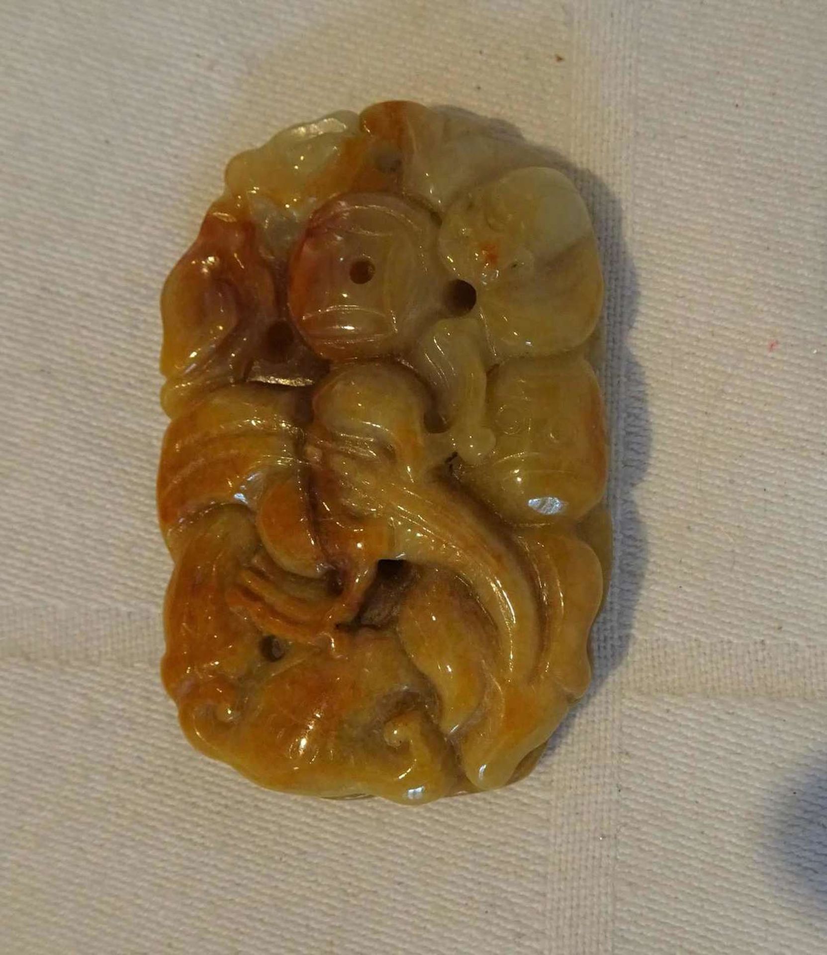 Feines Jadeamulett aus alter Sammlung. Höhe ca. 5,5 cm, Breite ca. 3,5 cmFine jade amulet from an