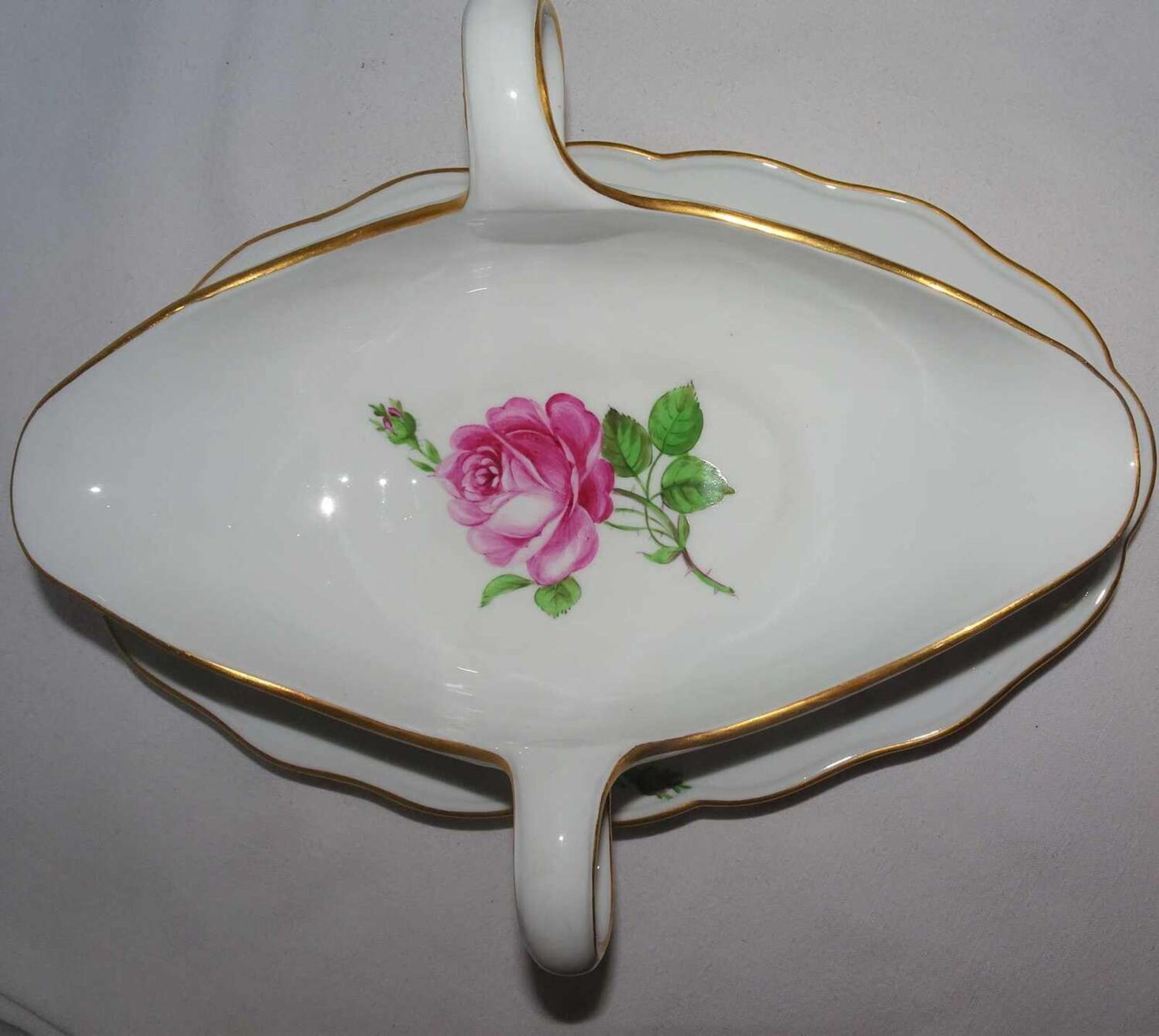 Meissen, 1 Sauciere, Meissner Rote Rose. 1. Wahl. Länge ca. 26 cm, Höhe ca. 10 cm, Breite ca. 18