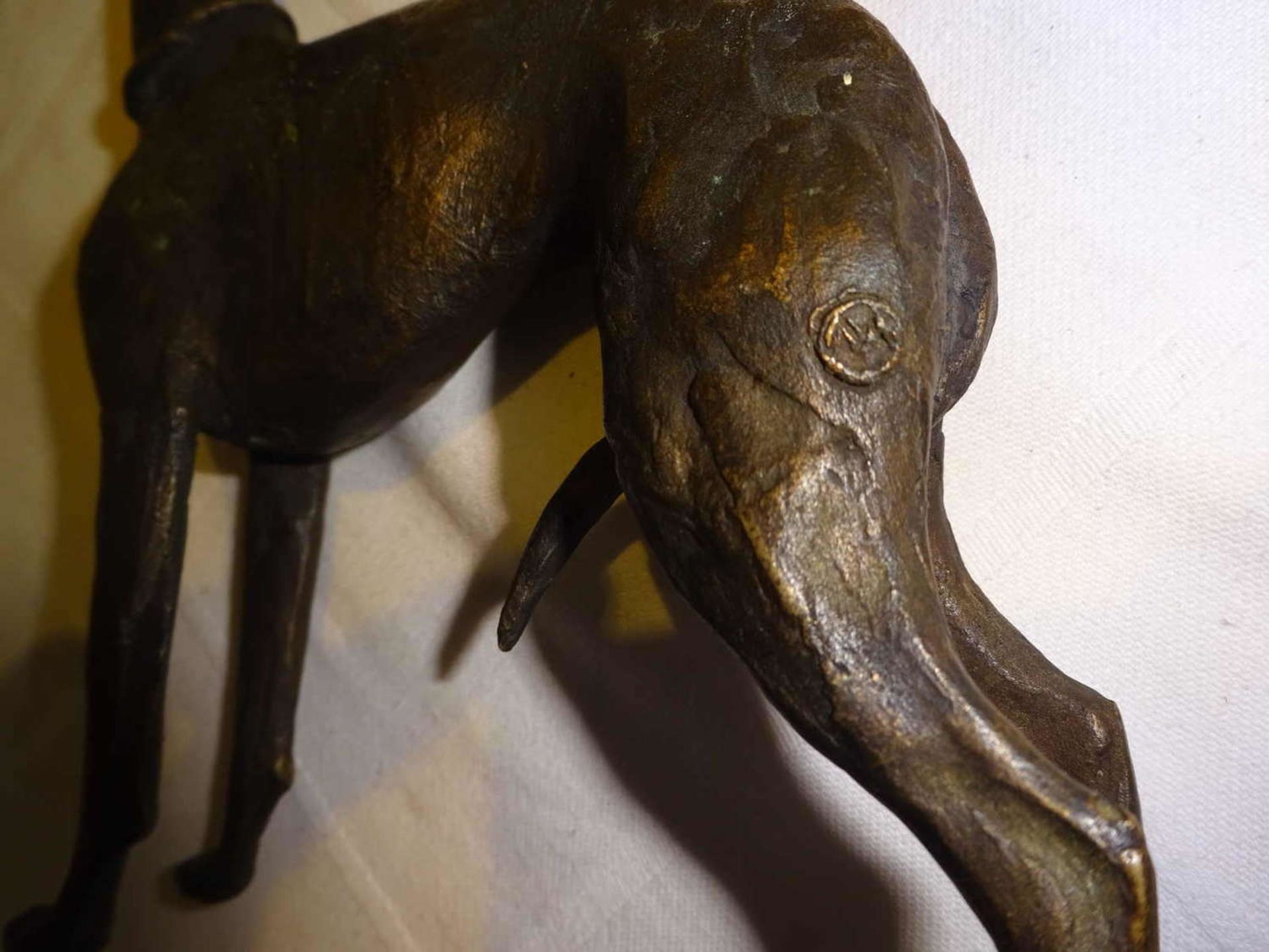 schöne Bronzefigur "Windhund", Gießerstempel M im Kreis, sehr feine detaillierte Ausführung. Maße: - Image 3 of 3