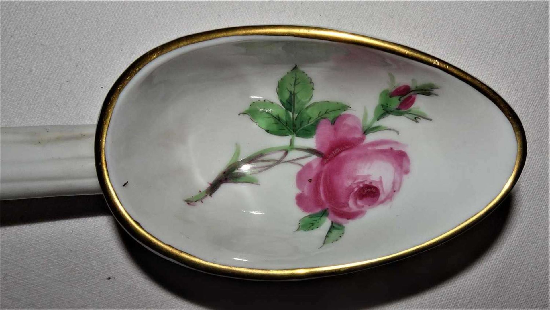 Meissen, 1 Sahnelöffel, Meissner Rote Rose. 2. Wahl / 2 Schleifstriche. Länge ca. 22 cm. Guter Z - Image 6 of 8