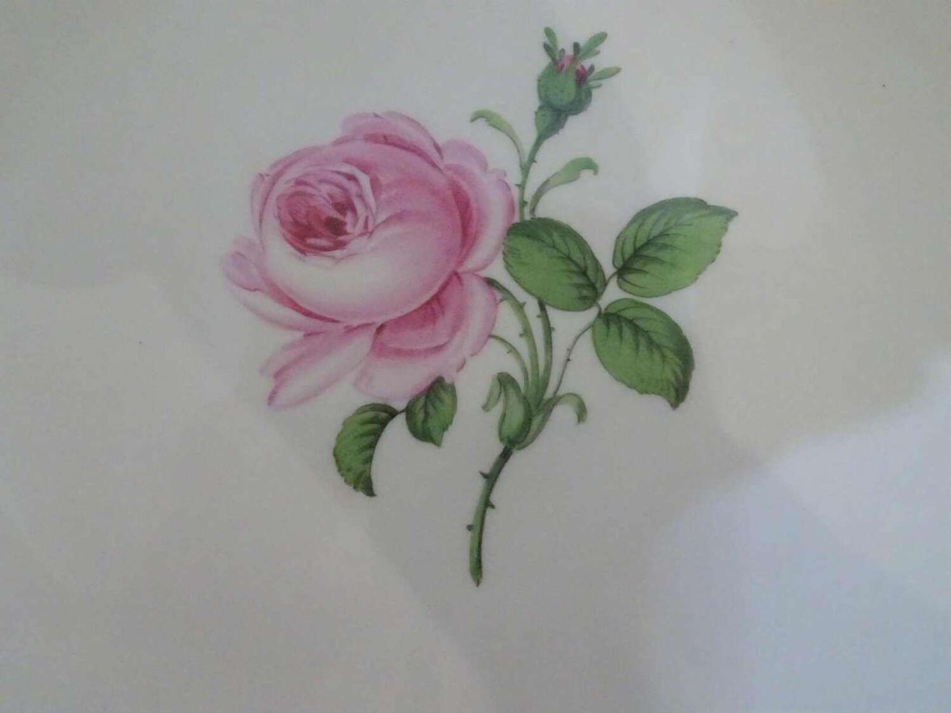 Meissen, große runde Schale, Meissner Rote Rose. 4 Schleifstriche, Durchmesser ca. 25 cm, Höhe - Bild 2 aus 4