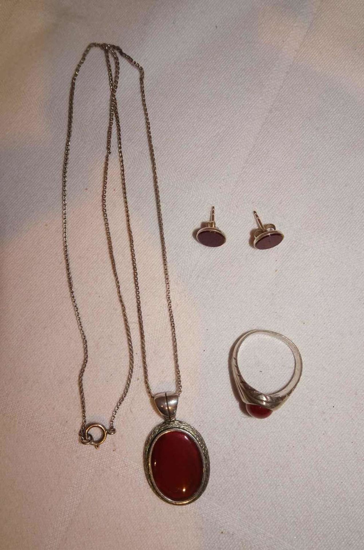 Schmuckset 925er, bestehend aus 1 Anhänger mit Kette, Ring, sowie 1 Paar Ohrstecker. Besetzt mit j