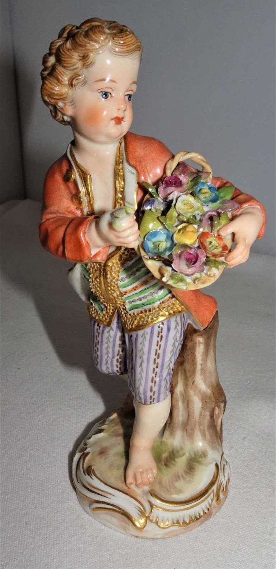 Meissen Figur "Gärtnerkind Junge mit Blumenkorb", Form Nr. 121, frühe Ausführung, Marke 1815-192