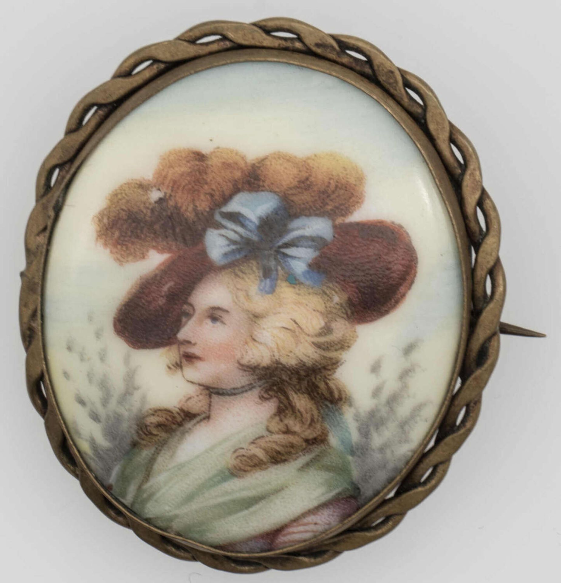 Porzellanbrosche, mit Umdruckdekor "feine Dame", auf der Rückseite Formnummer 5544-40. Höhe ca. 4