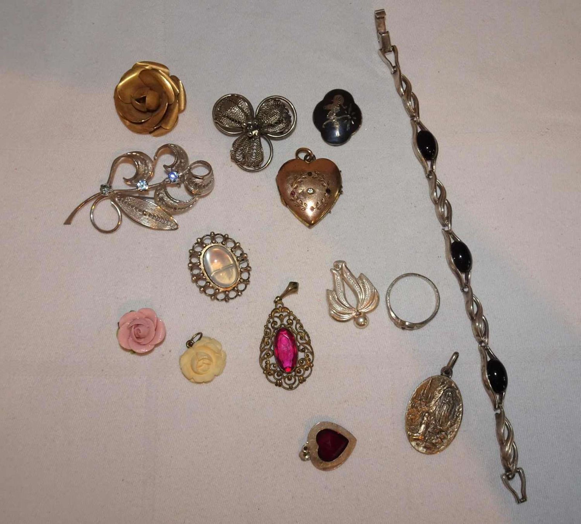 Lot alter Modeschmuck, dabei Broschen, Anhänger, etc.Lot of old fashion jewelry, including brooche