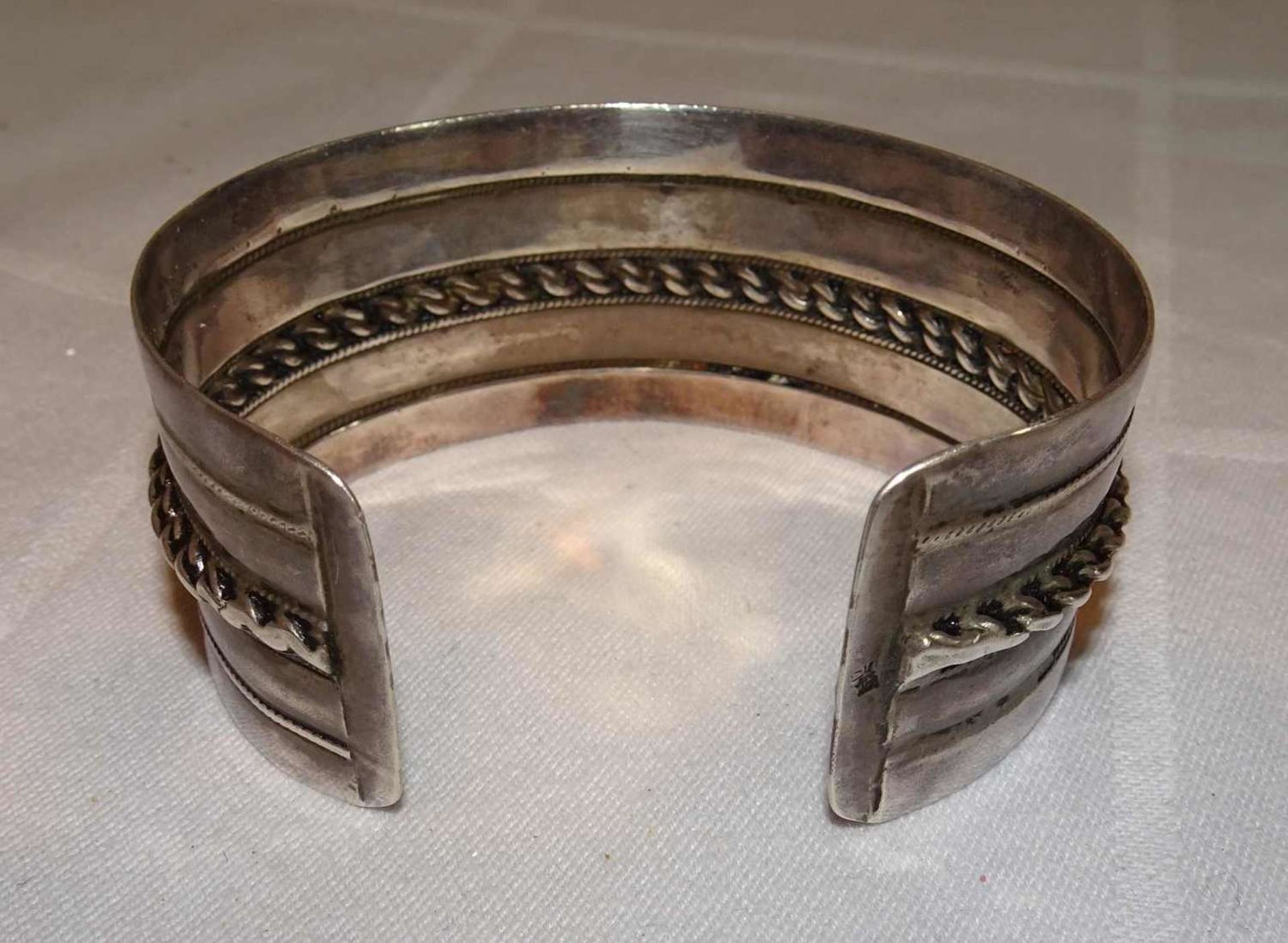 Armreif, 835er Silber. Offene Ringschiene. Gewicht ca. 45,4 gr.Bangle, 835 silver. Open ring band. - Image 2 of 2