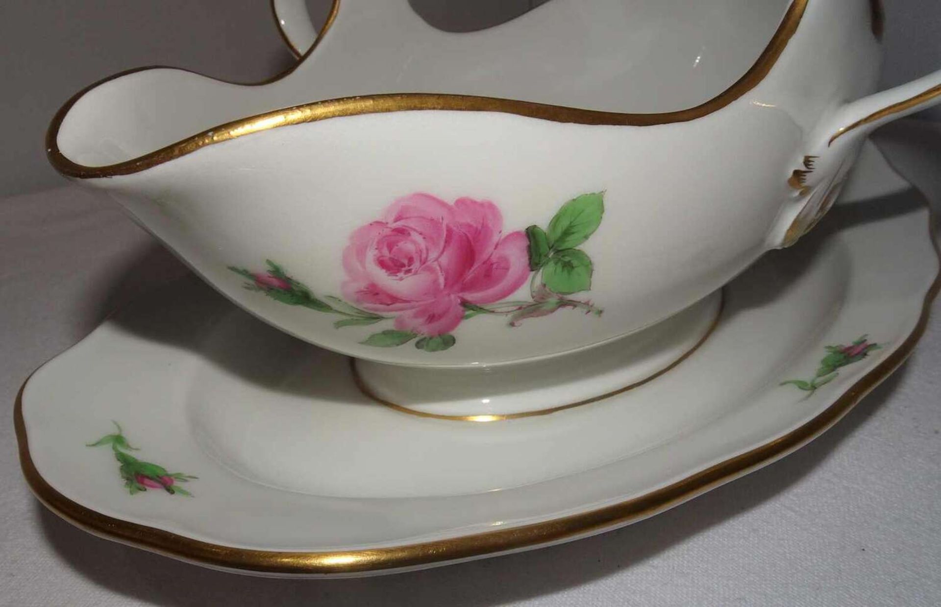 Meissen,1 Sauciere, Meissner Rote Rose. 2.Wahl / 2 Schleifstriche. Länge ca. 23 cm, Höhe ca. 10 c - Bild 2 aus 5