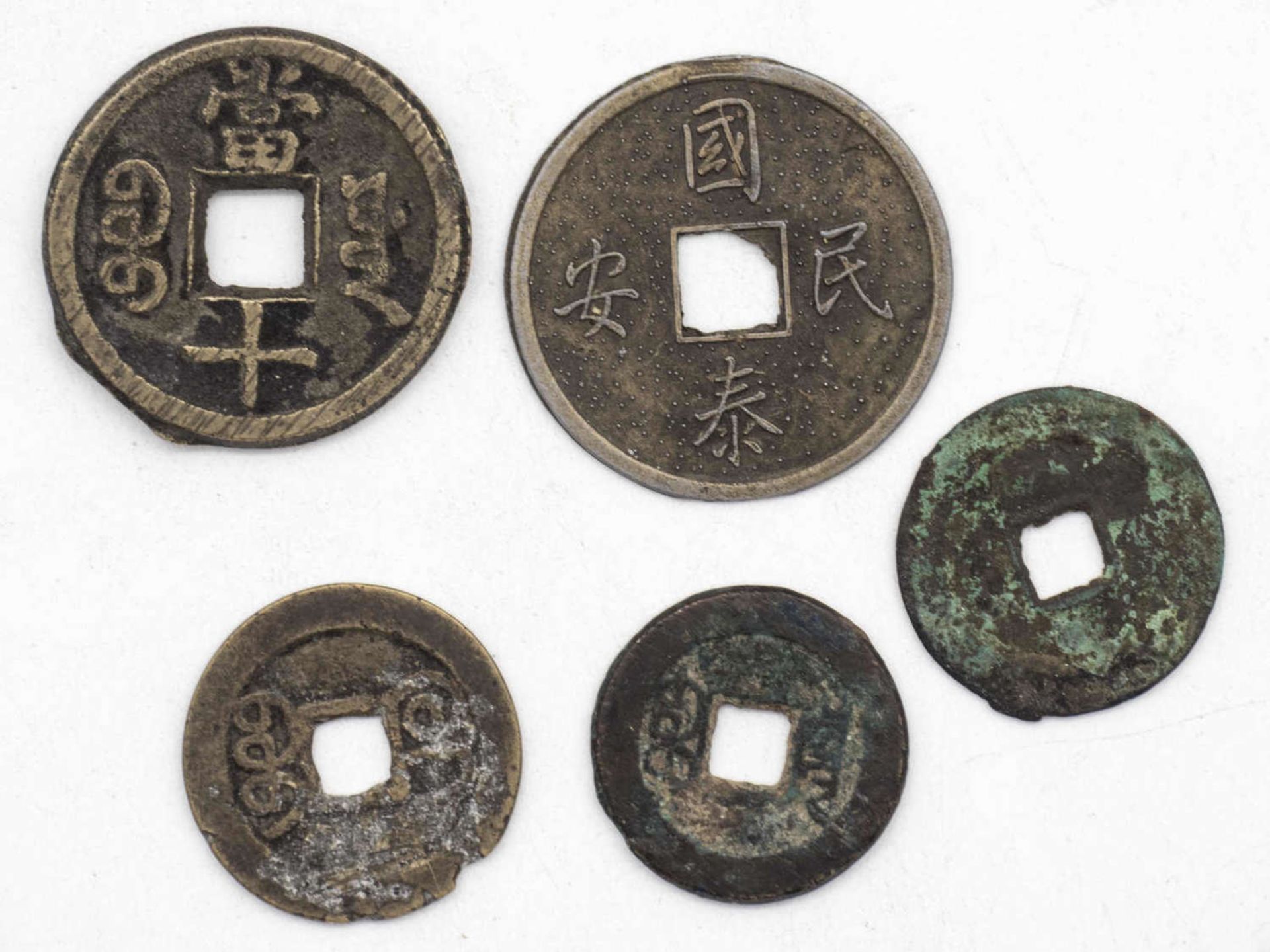Lot China -Cash - Münzen. Dabei 10 Cash Qing - Dynastie Kaiser Xianfeng (1850-1861). Erhaltung: ss