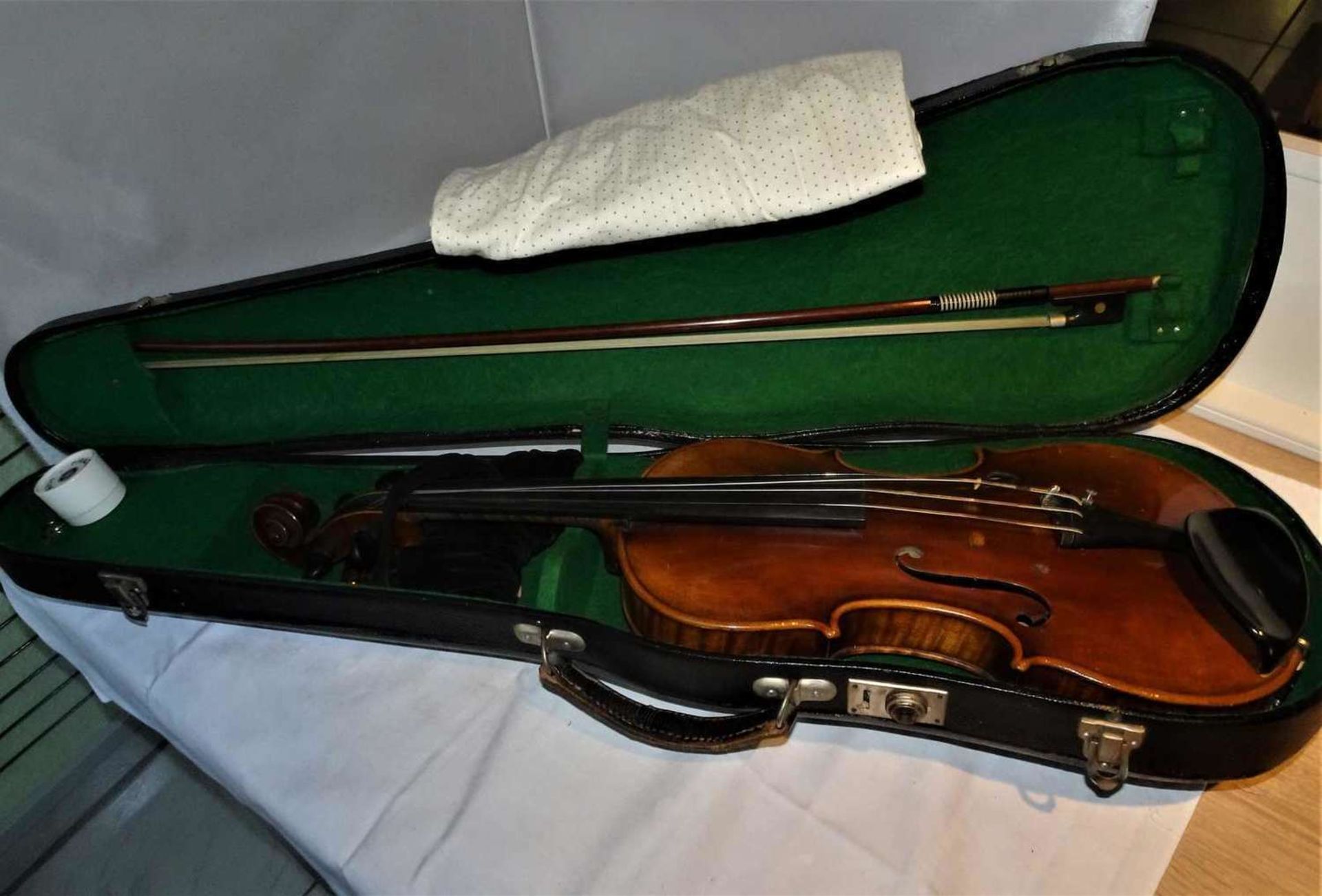 Geige Schuster & Co., Markneukirchen, mit Innenzettel sowie ein Geigenbogen von Hopf, im Geigenkast