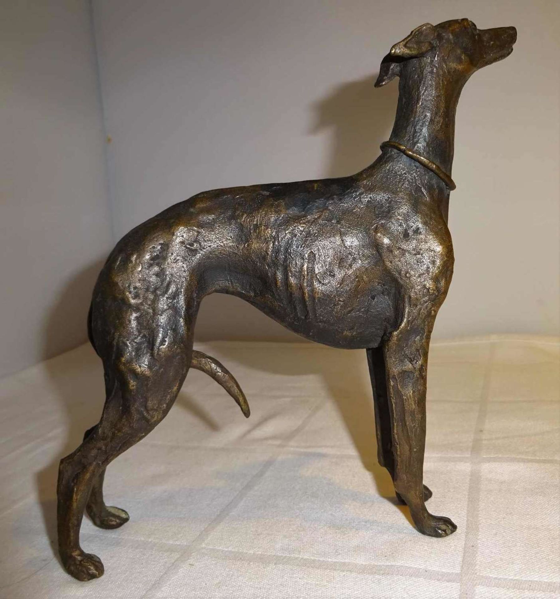schöne Bronzefigur "Windhund", Gießerstempel M im Kreis, sehr feine detaillierte Ausführung. Maße: - Image 2 of 3
