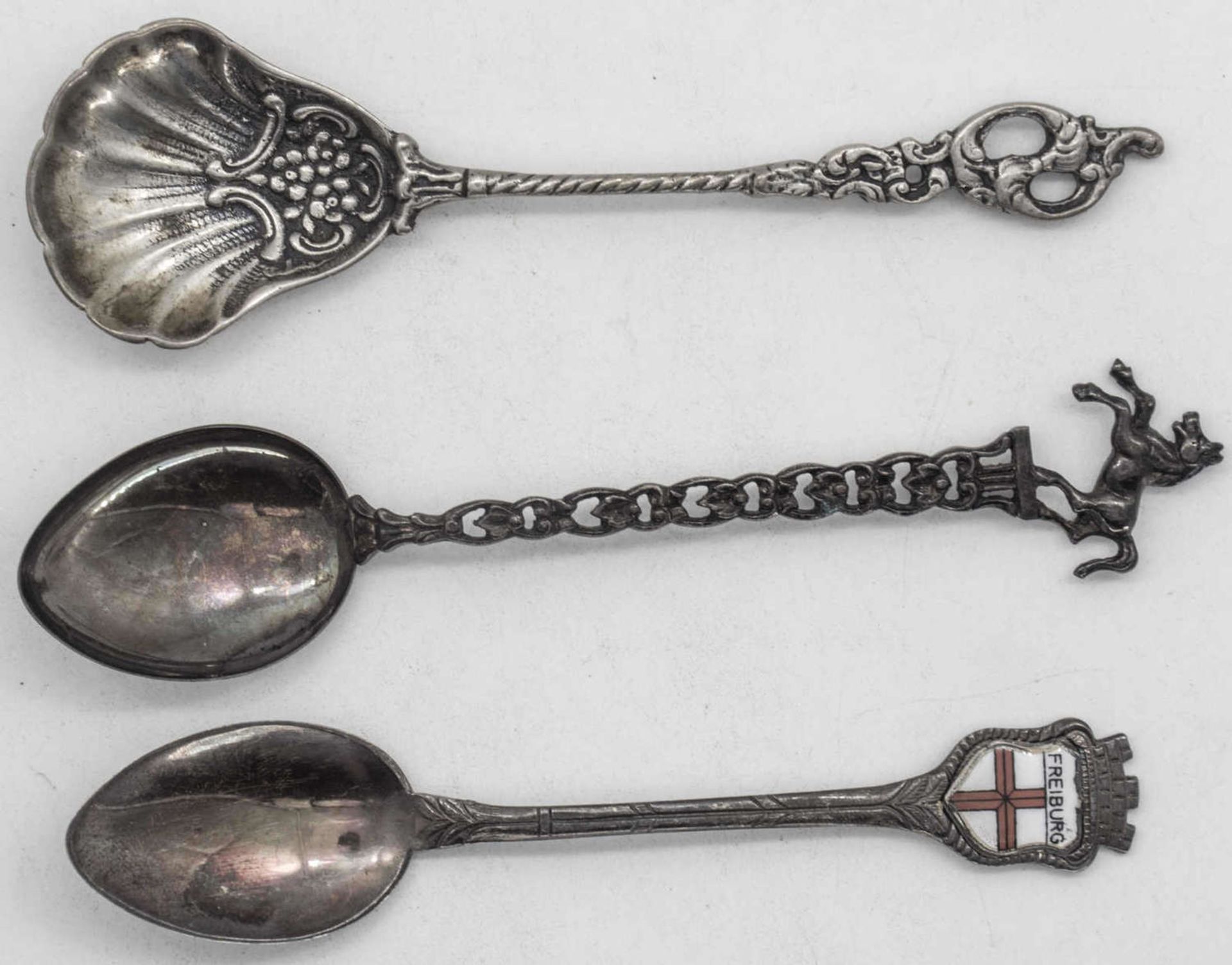 Drei Silberlöffel. Gesamtgewicht: ca. 34 g.Three silver spoons. Total weight: approx. 34 g.