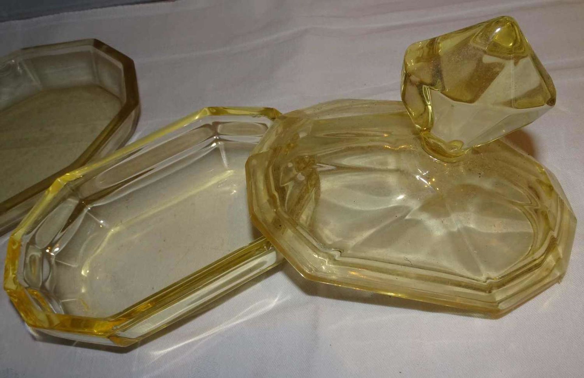 Kristall Parfumflakon Set, bestehend aus 2 Flakons, 1 Glasdeckeldose, sowie 1 Schale. Farbe: Gelbto - Image 2 of 2