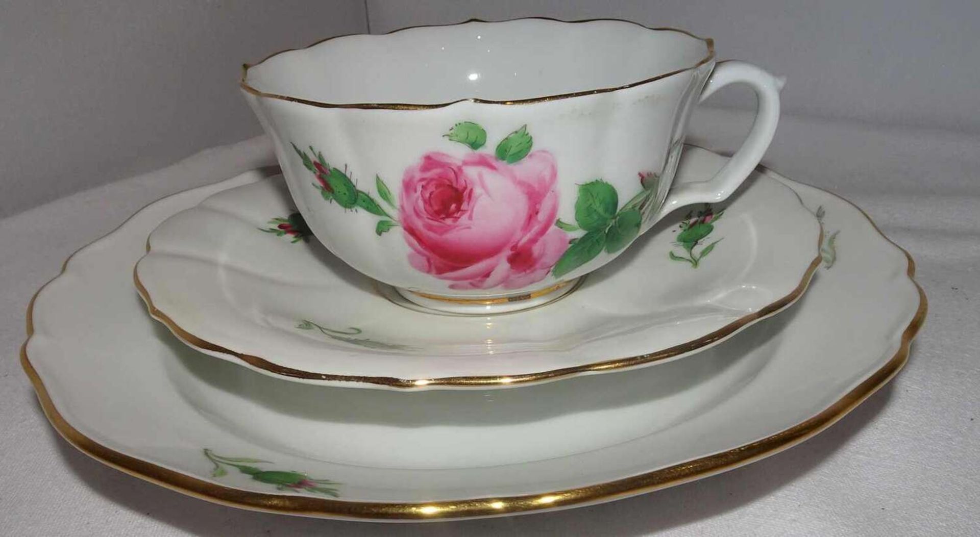 Meissen, 1 Teegedeck, Meissner Rote Rose. 2. Wahl / 2 Schleifstriche.Meissen, 1 tea set, Meissen R