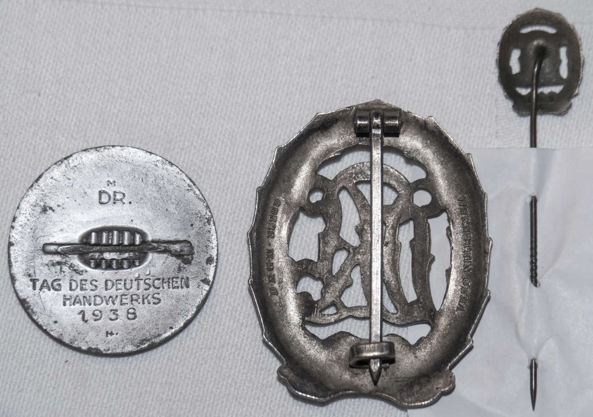 Konvolut 3 Teile 3. Reich DRL Reichssportabzeichen, entnazifiziert. Dazu Anstecknadel Bronze und An - Image 2 of 2