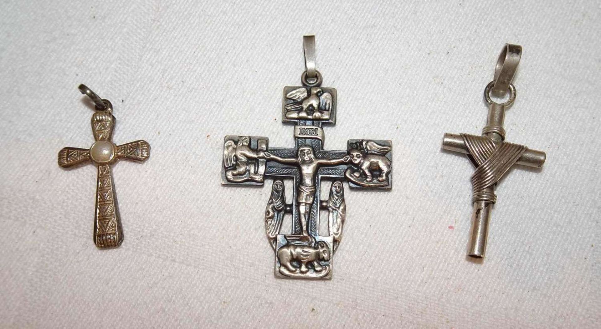 3 Anhänger "Kreuz", 925er Silber, verschiedene Modelle. Gewicht ca. 12,2 gr.3 "Cross" pendants, 92