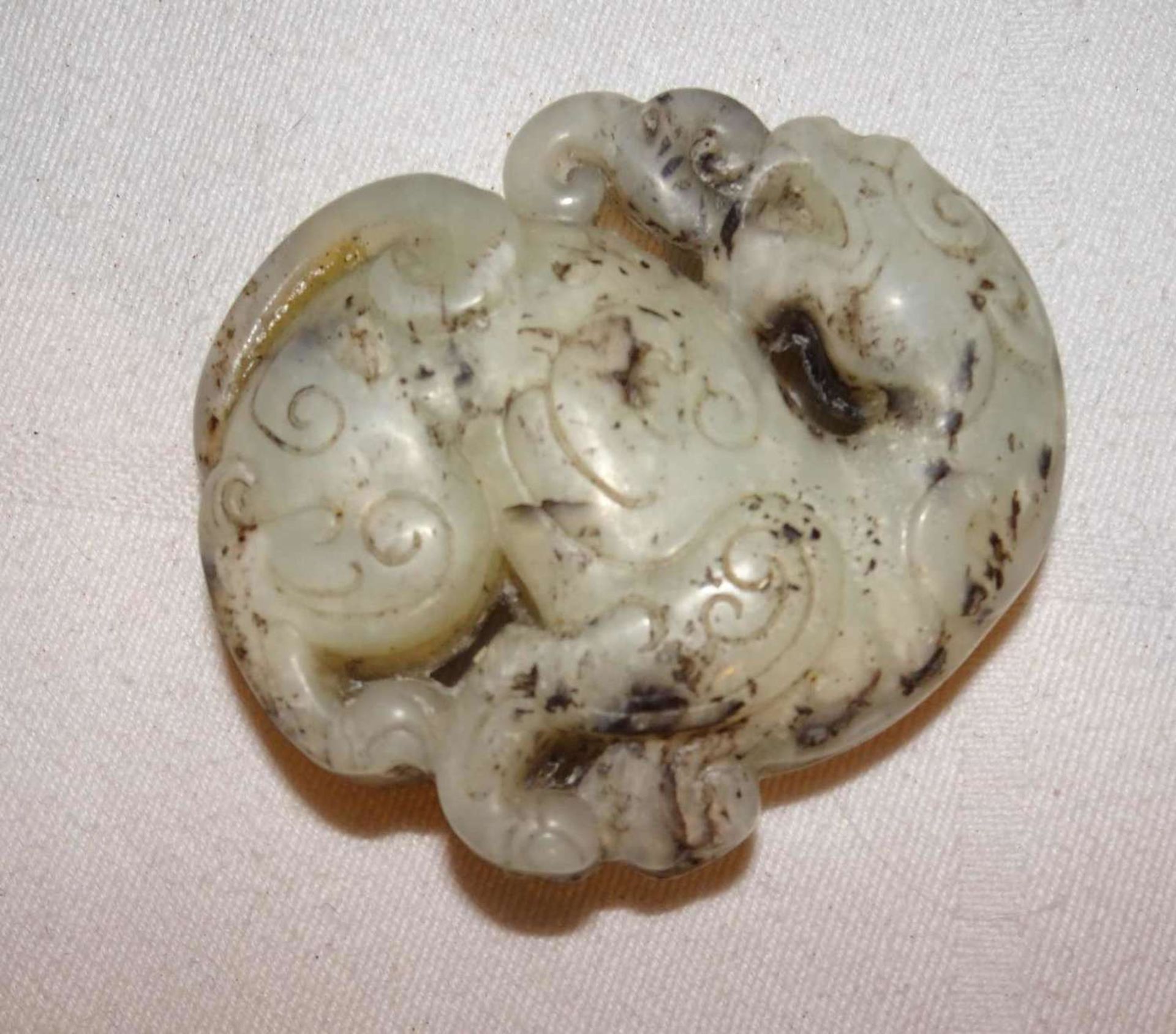 Feines Jade Amulett aus hellgrüner Jade. Drachenschnitzerei. Aus Sammlung. Höhe ca. 6 cm, Breite - Bild 2 aus 3