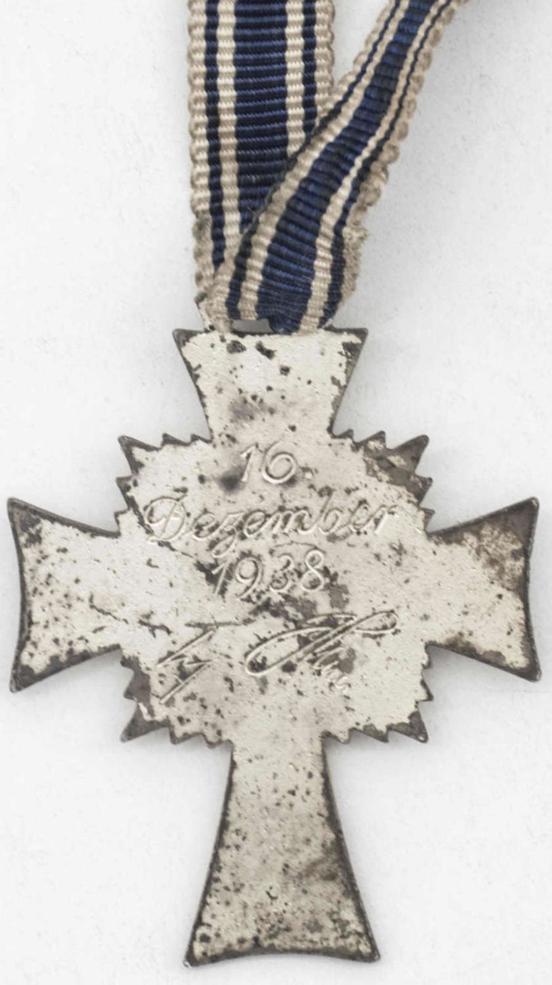 Mutterkreuz am Band. Silber. Band mit Verfärbungen.Mother's cross on the ribbon. Silver. Band with - Image 2 of 2