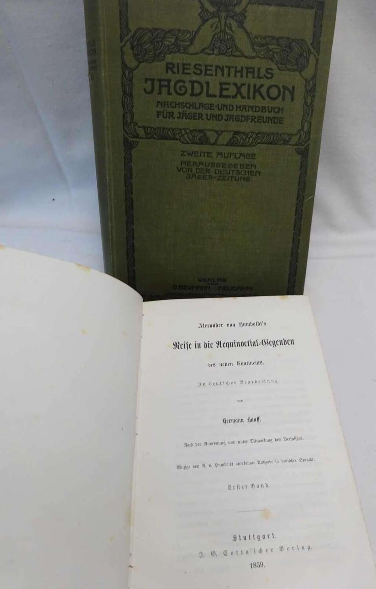 2 Bücher zum Thema Jagd, dabei Riesenthals Jagdlexikon, 1916, Alexander von Humboldt´s Reise in d