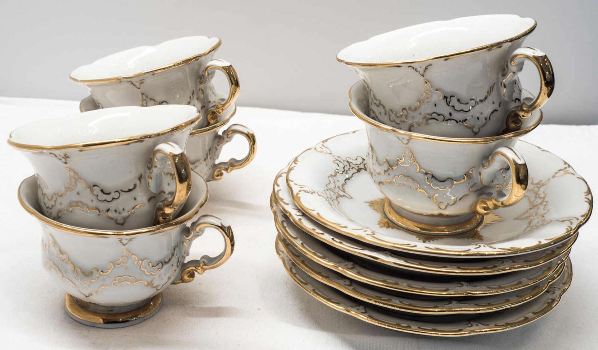 Meissen, Teilservice Moccatassen B-Form Gold, 6 Tassen, 5 Unterteller. 1 Tasse mit Unterteller 2. W