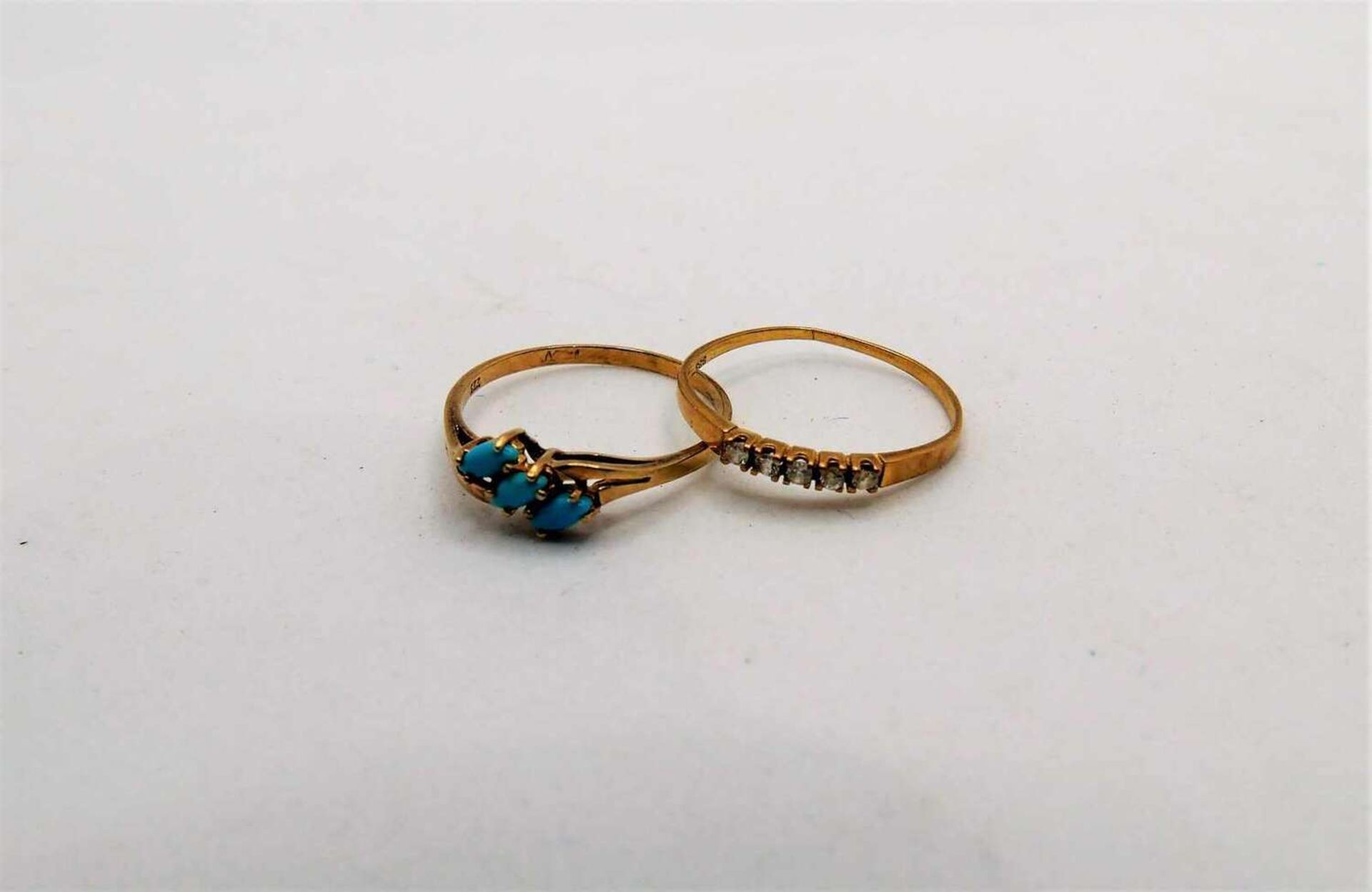 2 Damenringe, 333er Gelbgold, verschiedene Modelle. Gewicht ca. 2,7 gr. 2 ladies rings, 333 yellow