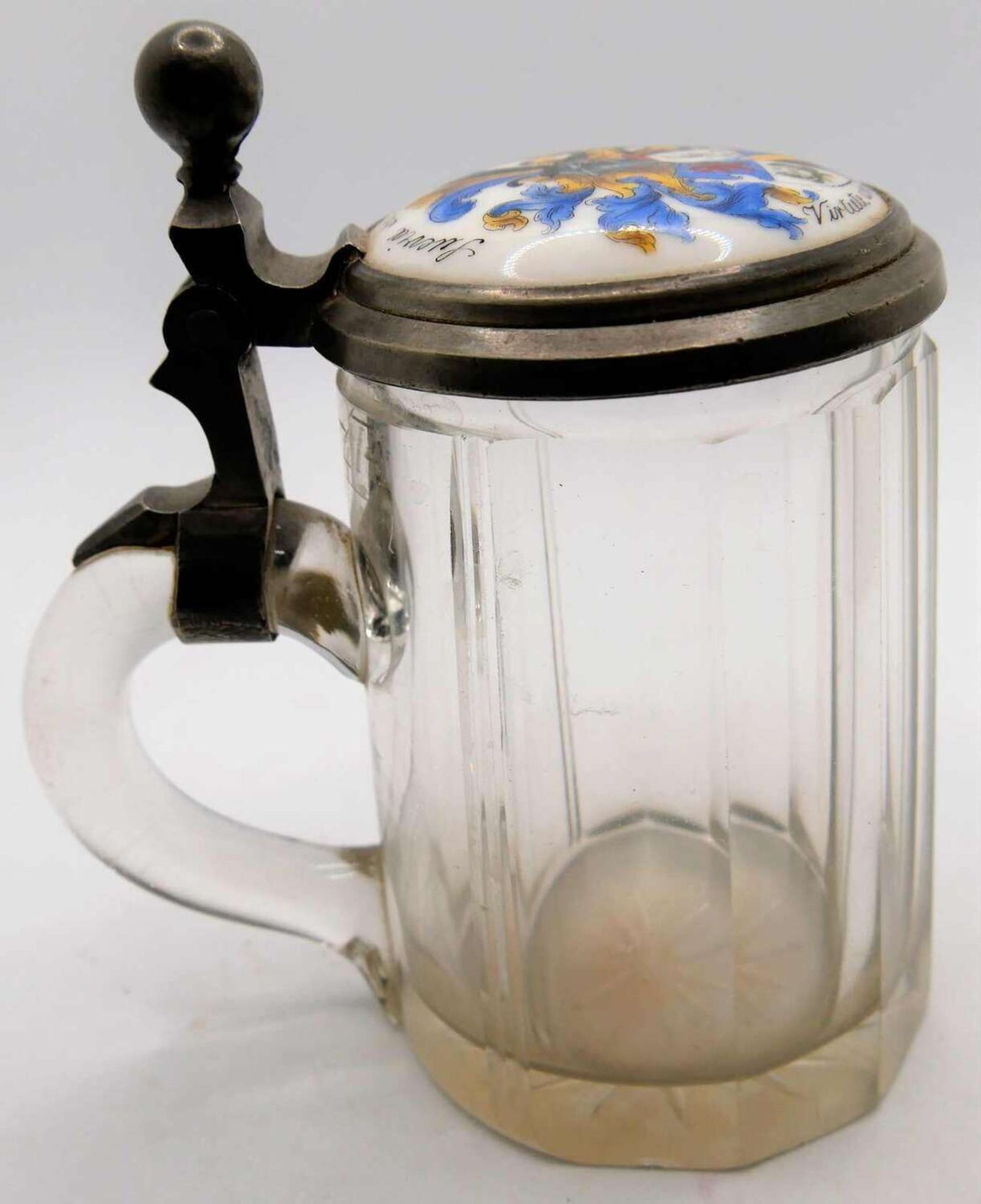 1 kleiner Studentika Glaskrug mit Zinndeckel von 1906. Höhe ca. 12 cm. 1 small Studentika glass jug