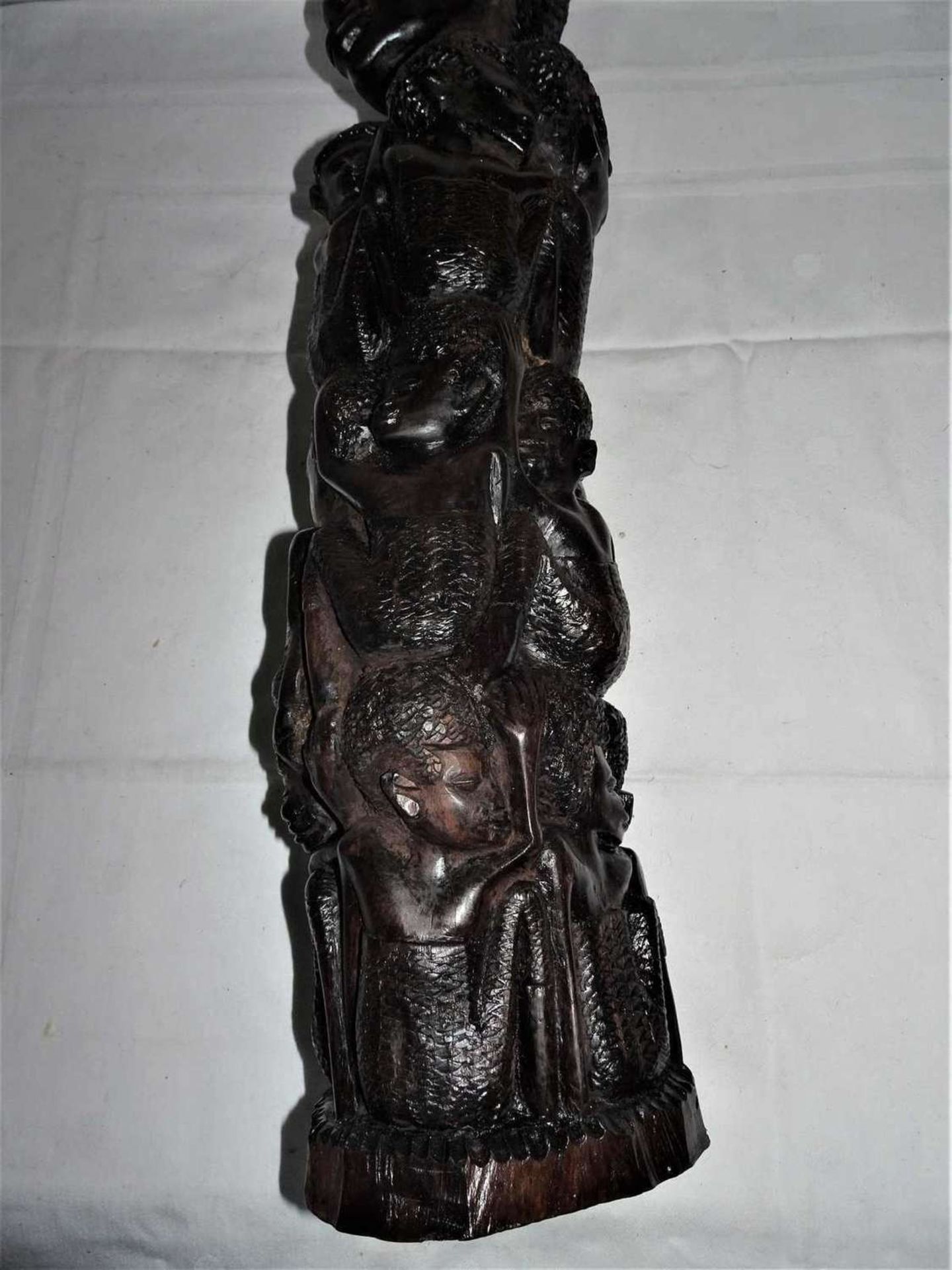 1 große Schnitzerei Makonde Ostafrika, Ebenhold. "Lebensbaum", Höhe ca. 48 cm 1 large carving - Bild 3 aus 4