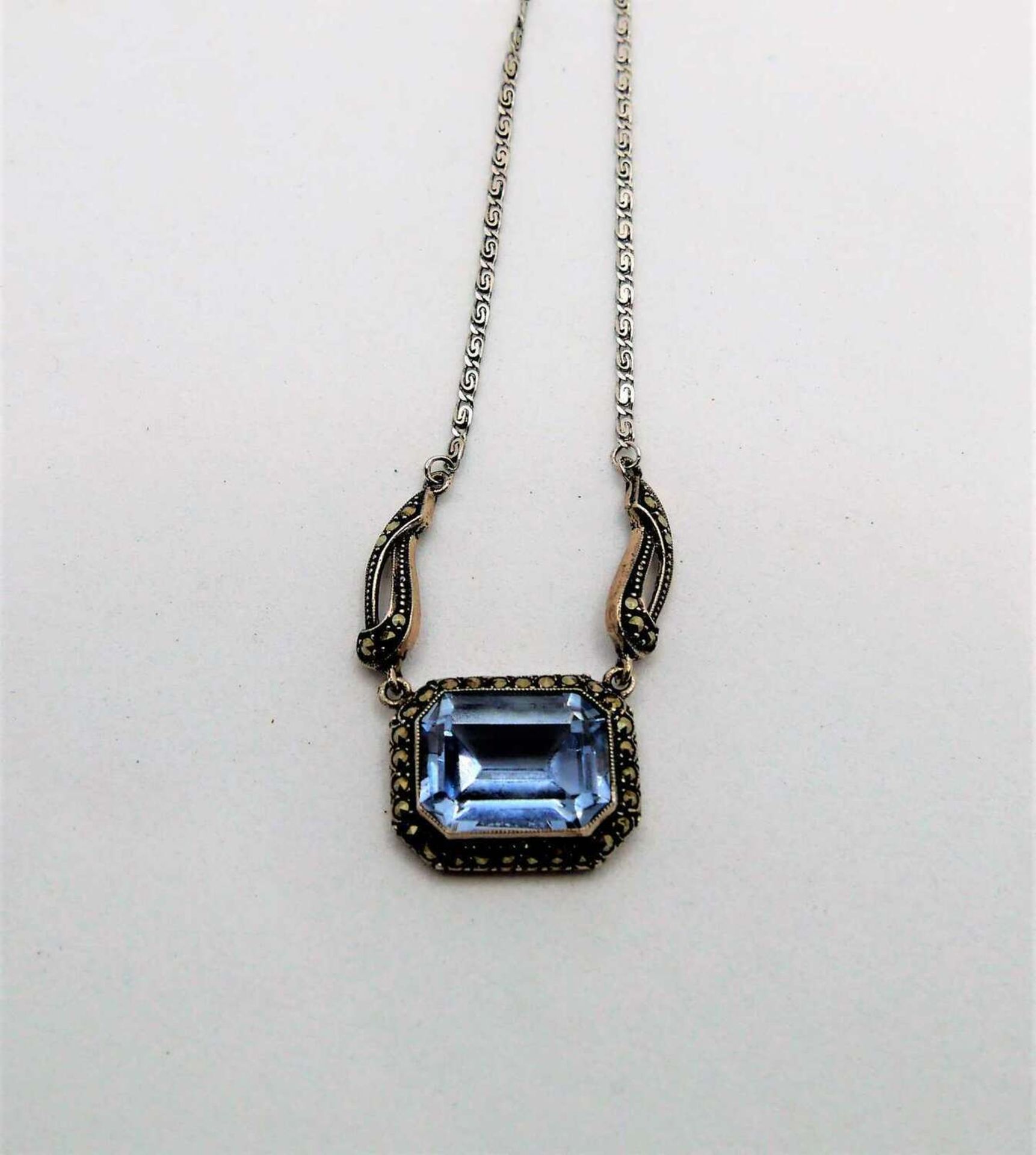 Collier im Jugendstil, 925er Silber, besetzt mit 1 Blautopas. Länge ca. 46 cm Art Nouveau necklace, - Image 2 of 2