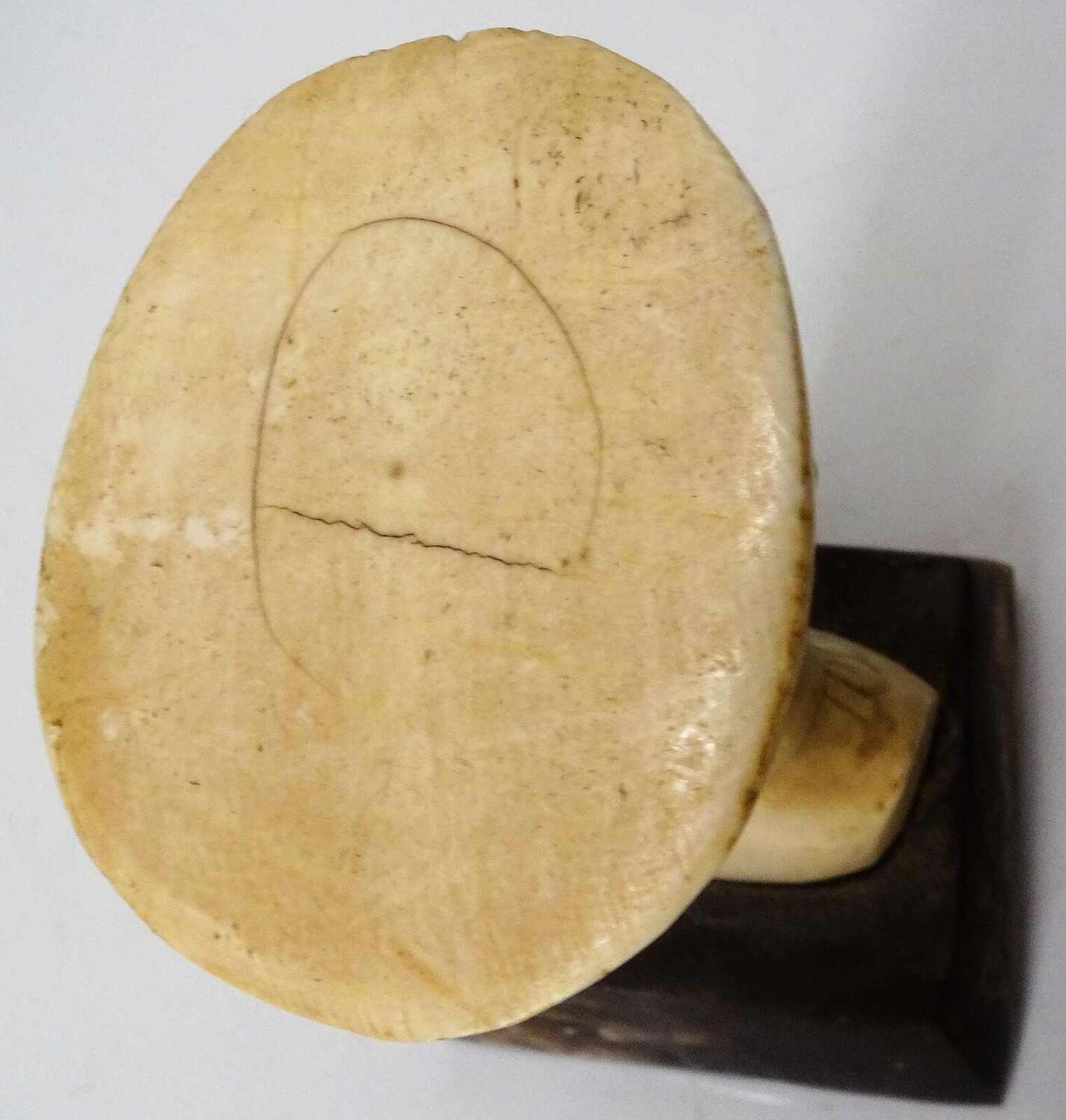 Beinschnitzerei "ägyptischer Pharao", auf Hornsockel um 1930. Gesamthöhe ca. 12 cm Bone carving " - Image 3 of 3