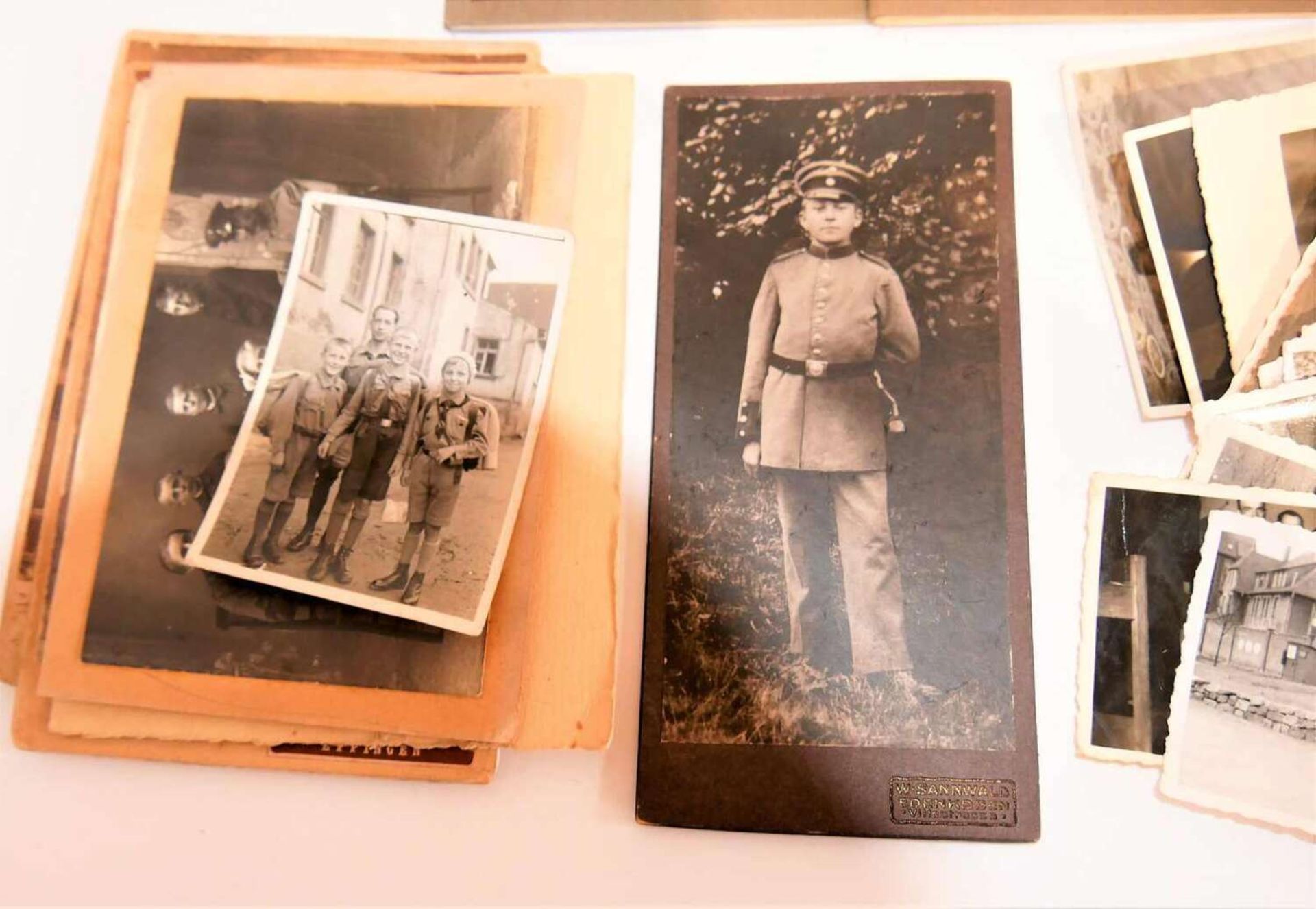 Lot Militaria, dabei Militärpass Kaiserreich, Arbeitsbücher 3. Reich, viele Soldatenfotos 2. - Bild 3 aus 3
