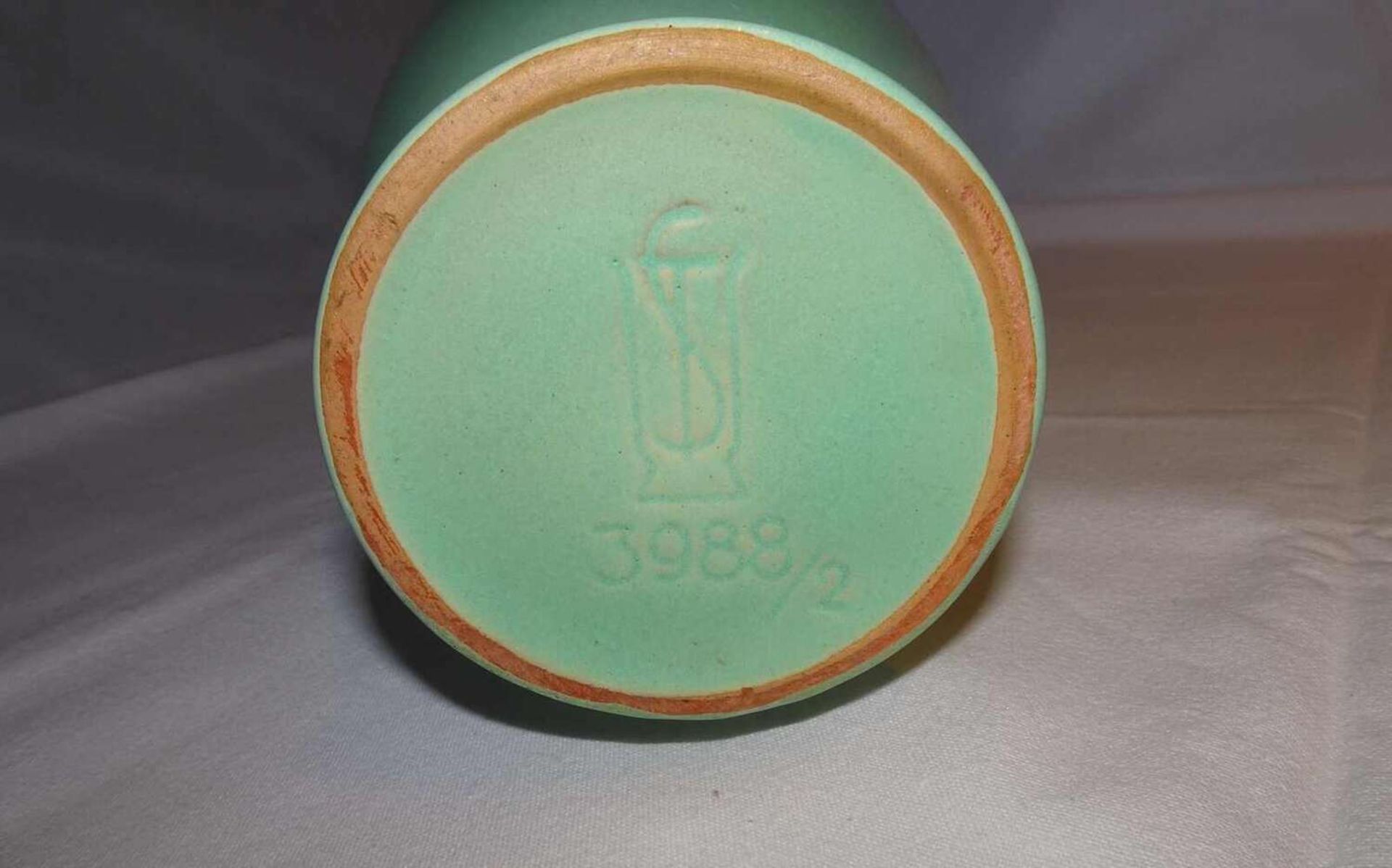 1 Schramberger-Keramikvase, Farbe: Türkis, gemarkt mit Schramberg-Marke und Form-Nr. 3988/2, Höhe - Image 2 of 3