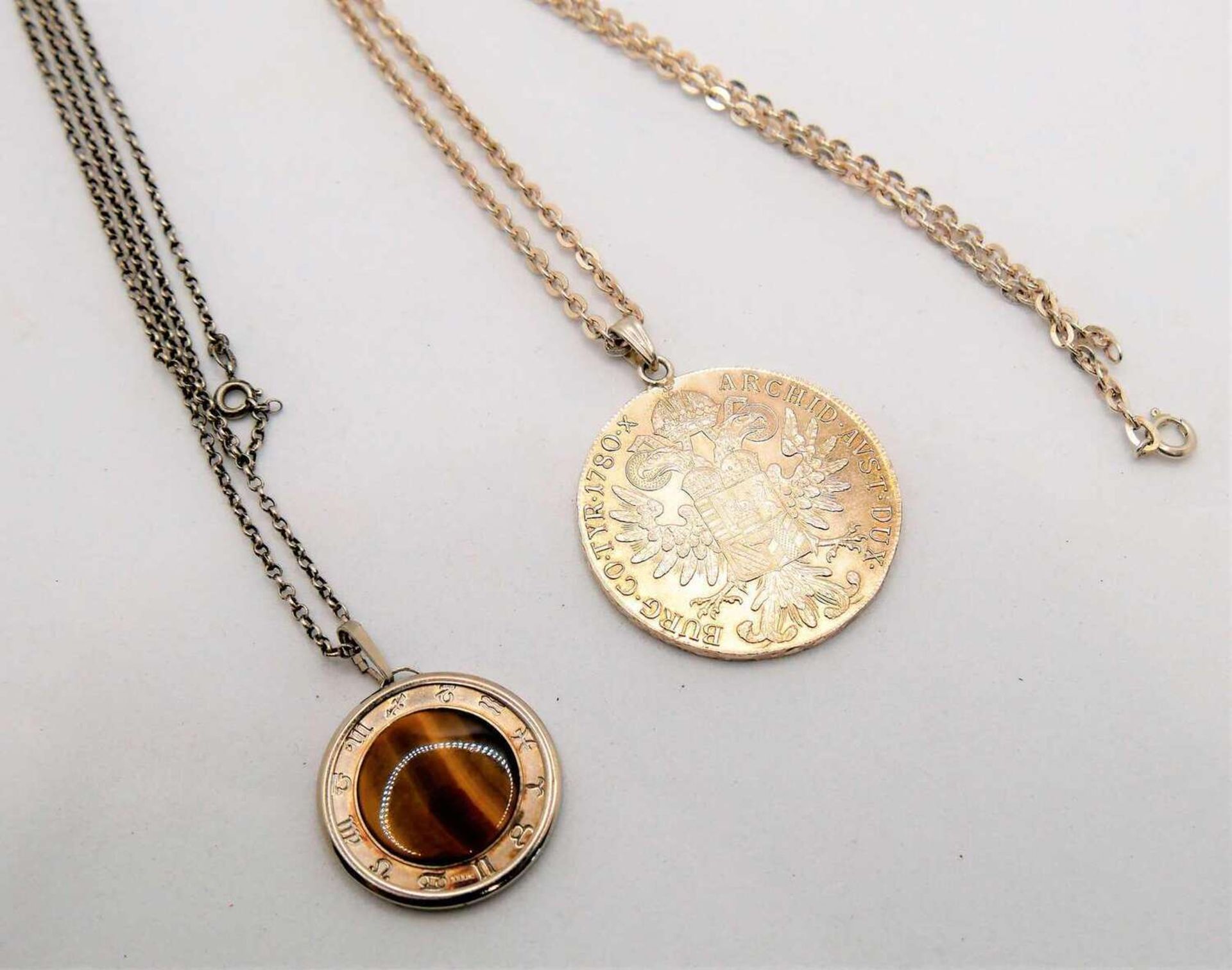 1 Maria Theresienthaler an 835er Silberkette, sowie 1 Medaille "Gemini" mit Tigerauge an 835er - Bild 2 aus 3