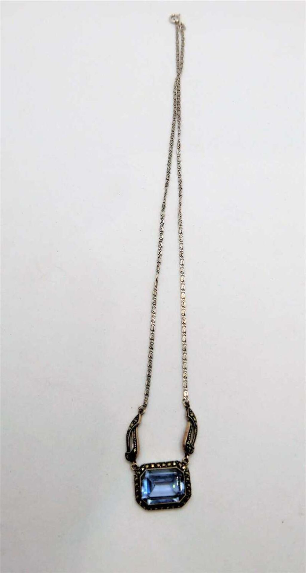 Collier im Jugendstil, 925er Silber, besetzt mit 1 Blautopas. Länge ca. 46 cm Art Nouveau necklace,
